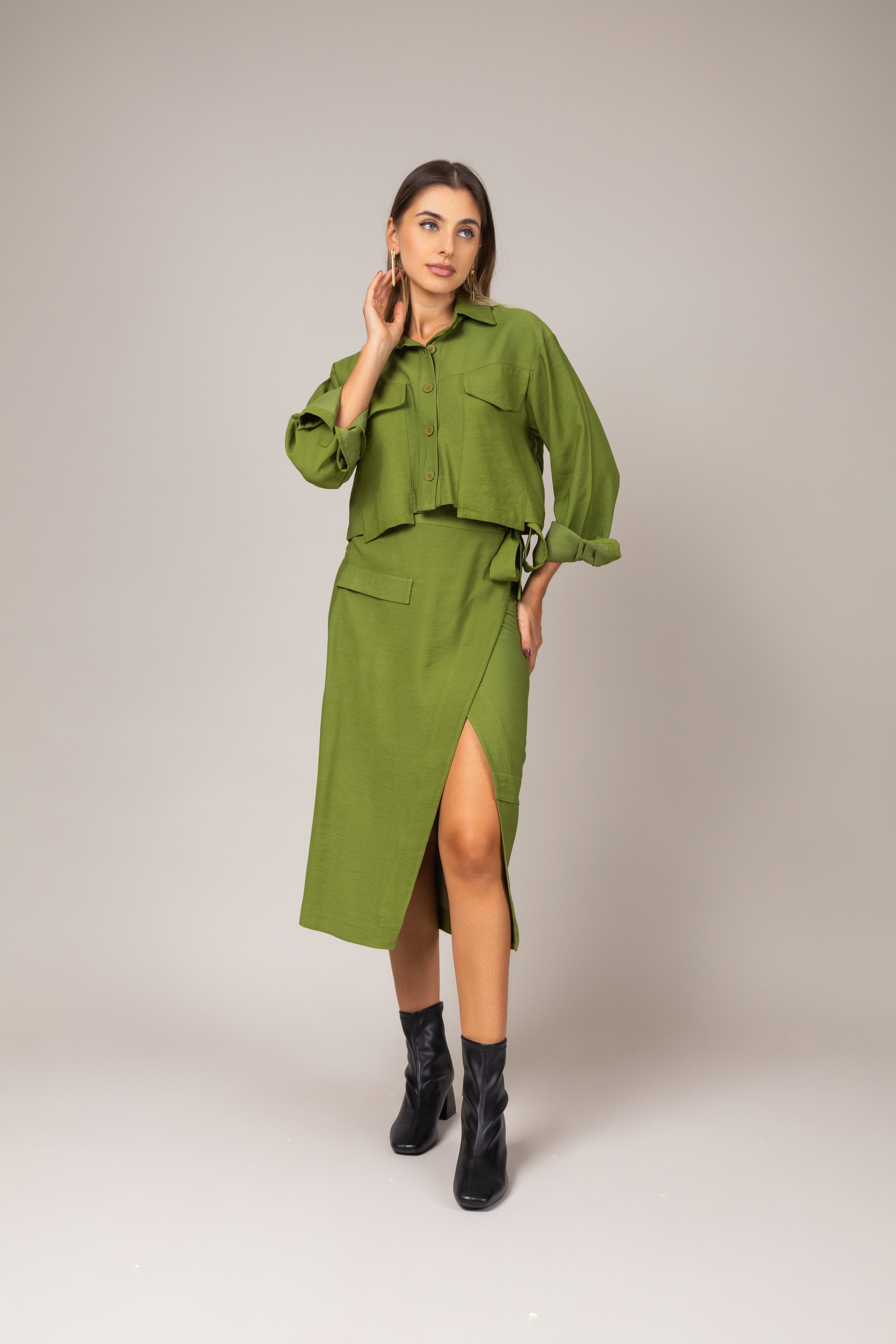 Conjunto de blusa cropped e saia midi envelope