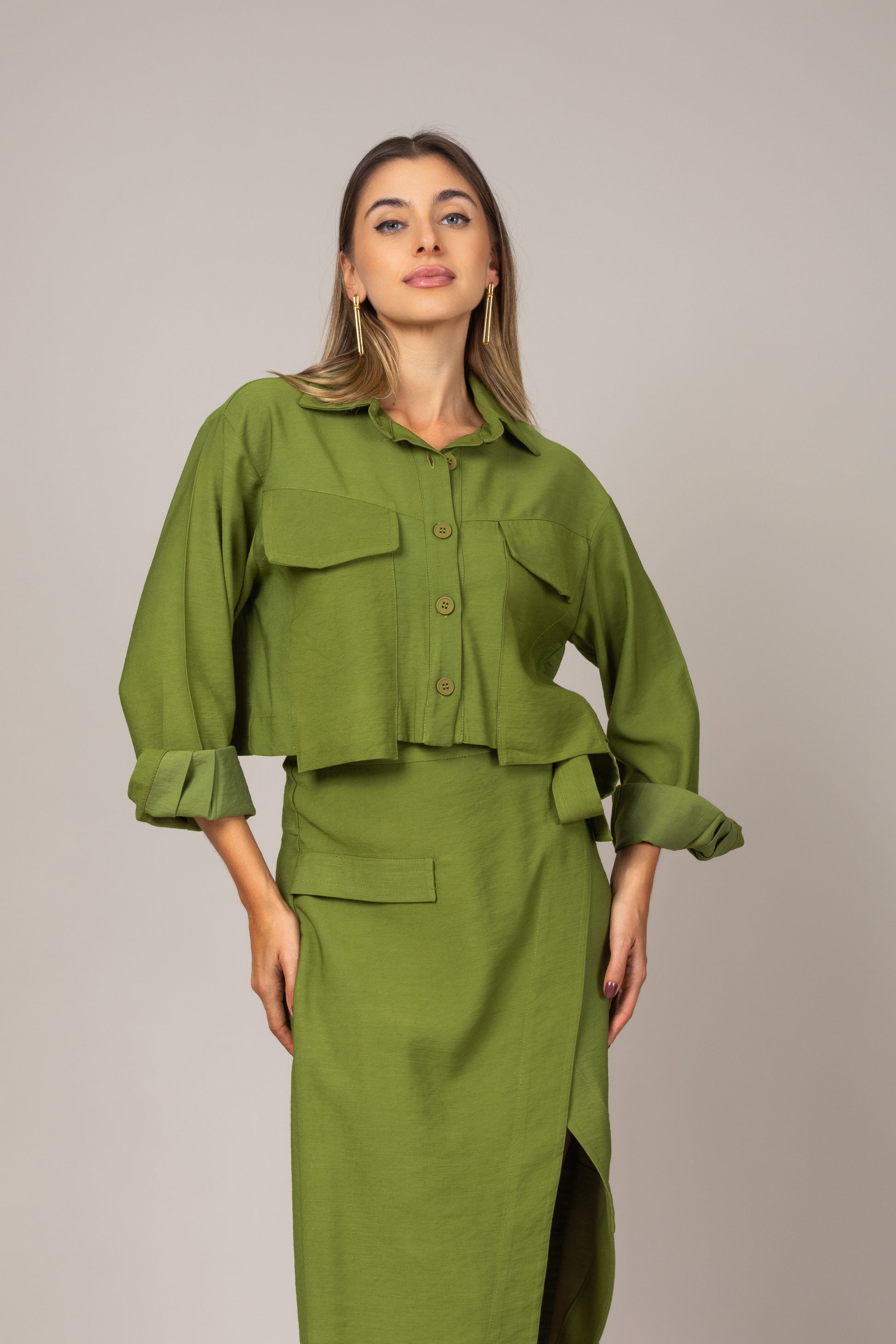 Conjunto de blusa cropped e saia midi envelope
