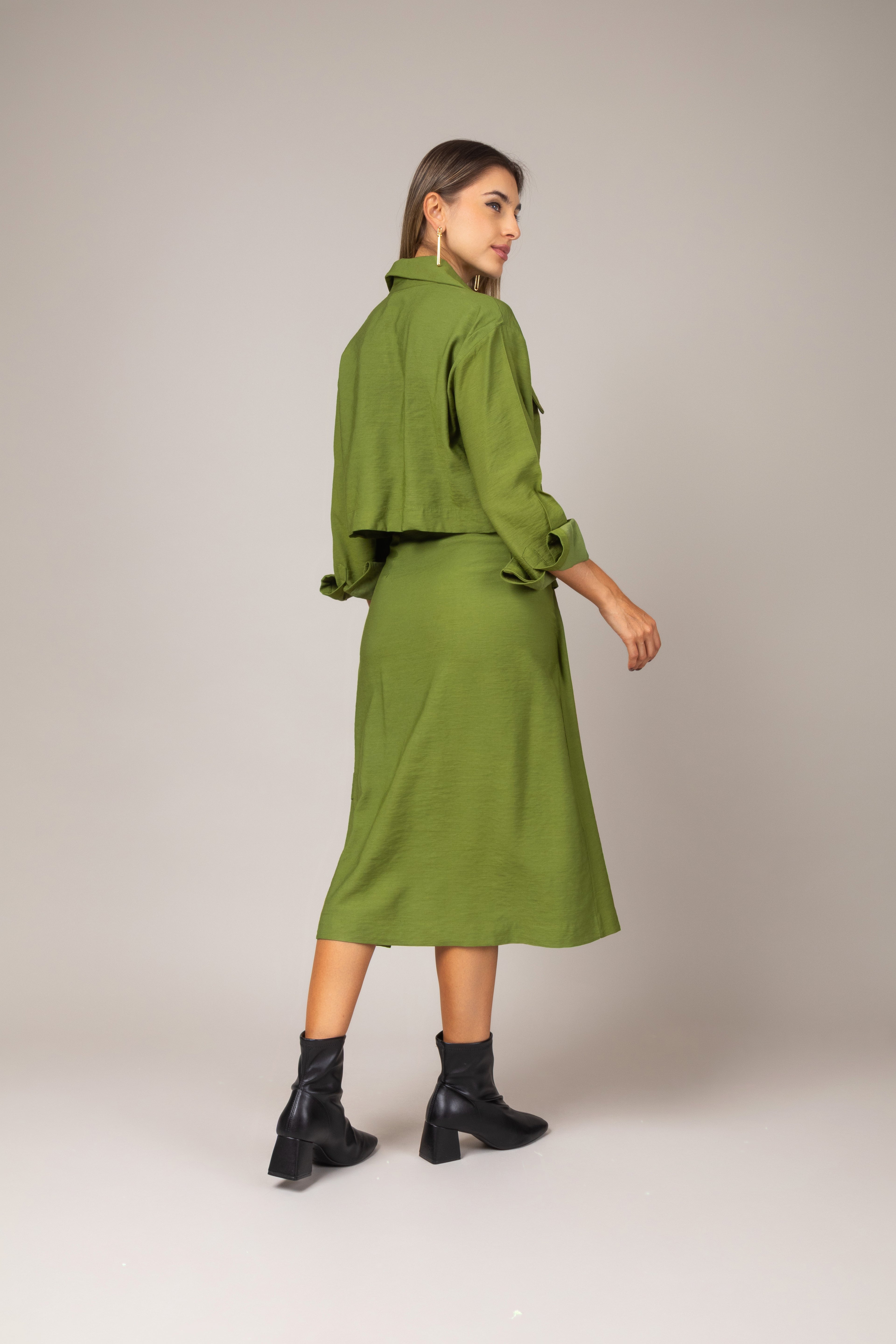 Conjunto de blusa cropped e saia midi envelope