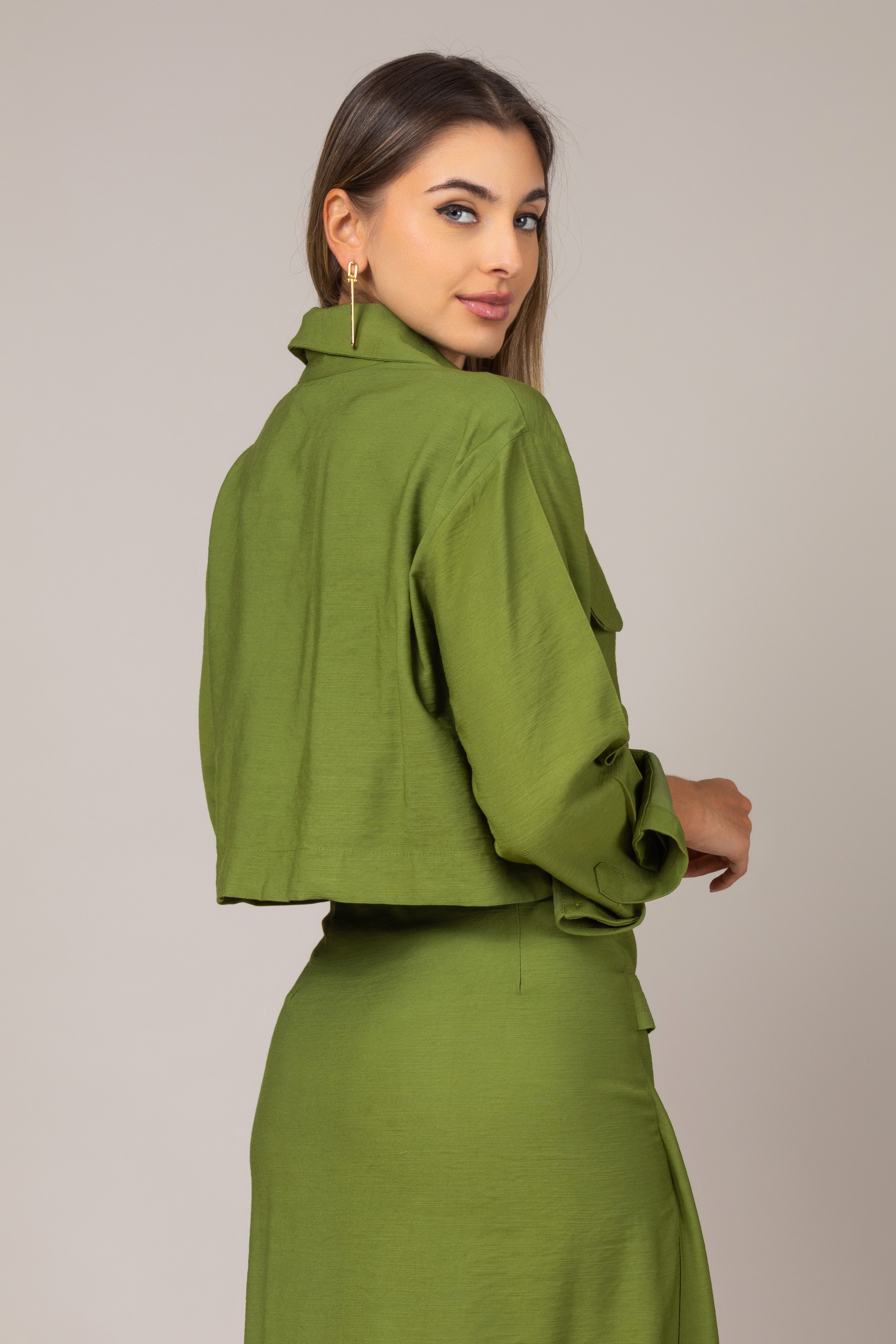 Conjunto de blusa cropped e saia midi envelope