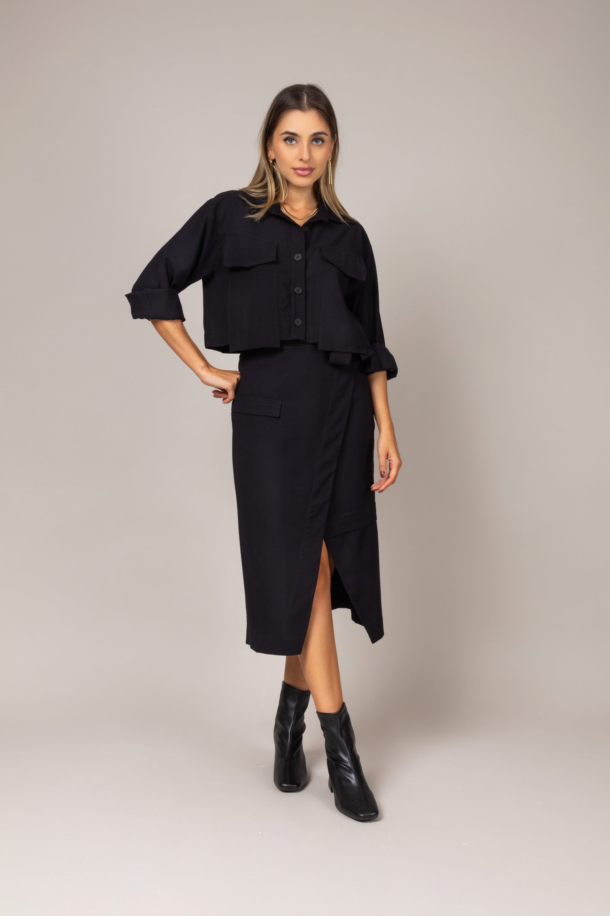 Conjunto de blusa cropped e saia midi envelope