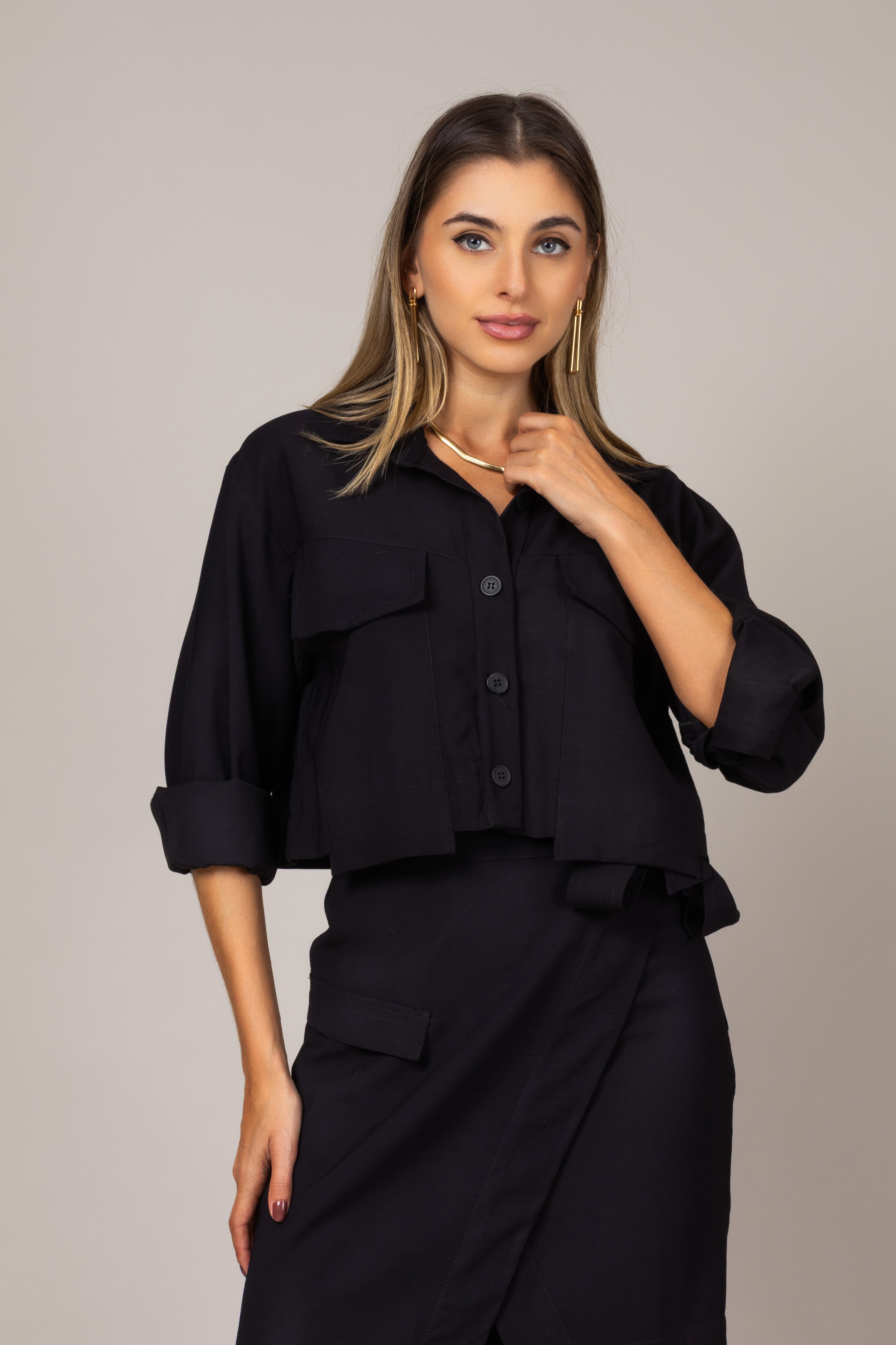 Conjunto de blusa cropped e saia midi envelope