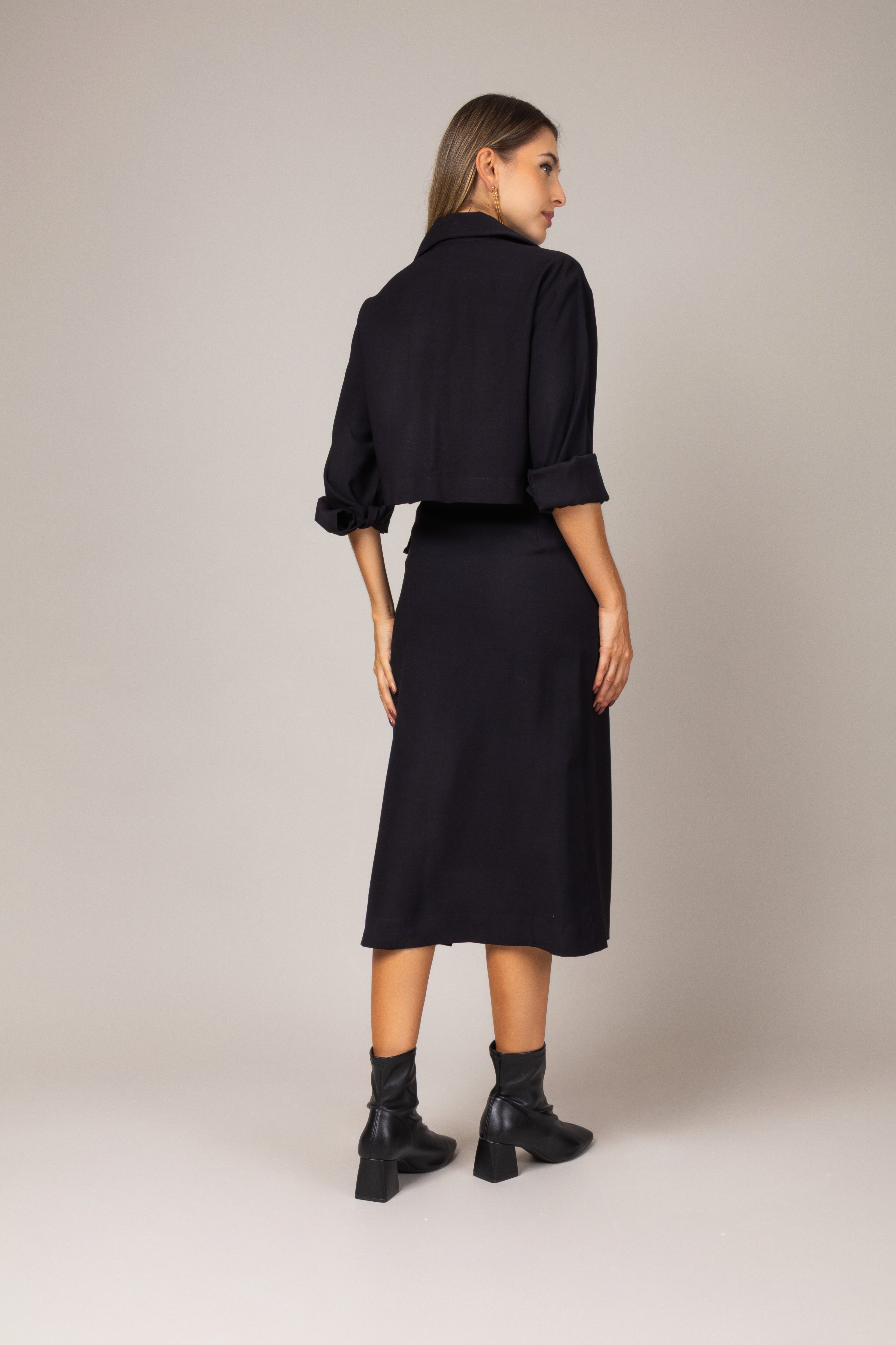 Conjunto de blusa cropped e saia midi envelope