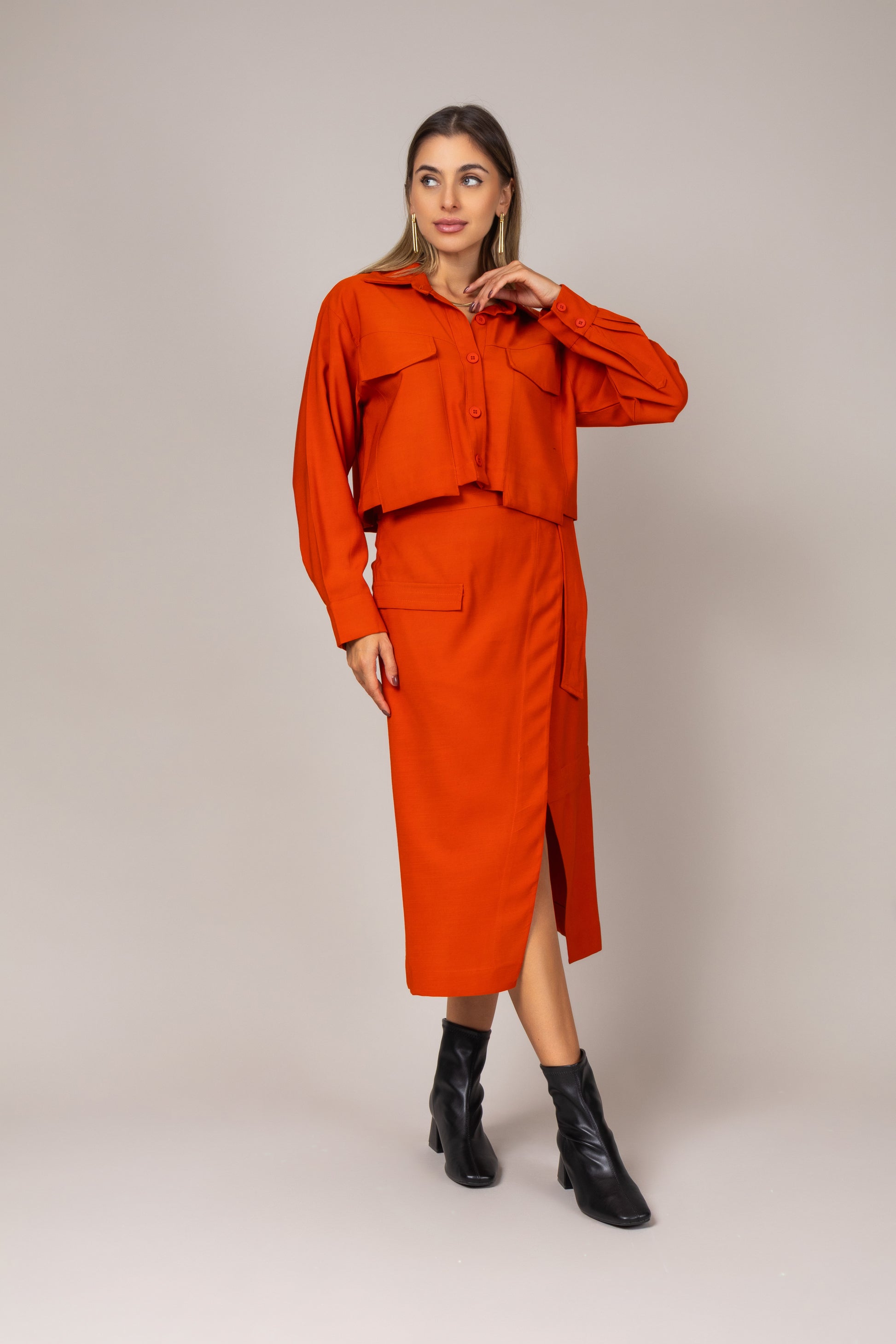Conjunto de blusa cropped e saia midi envelope
