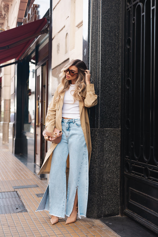 Calça jeans com abertura frontal