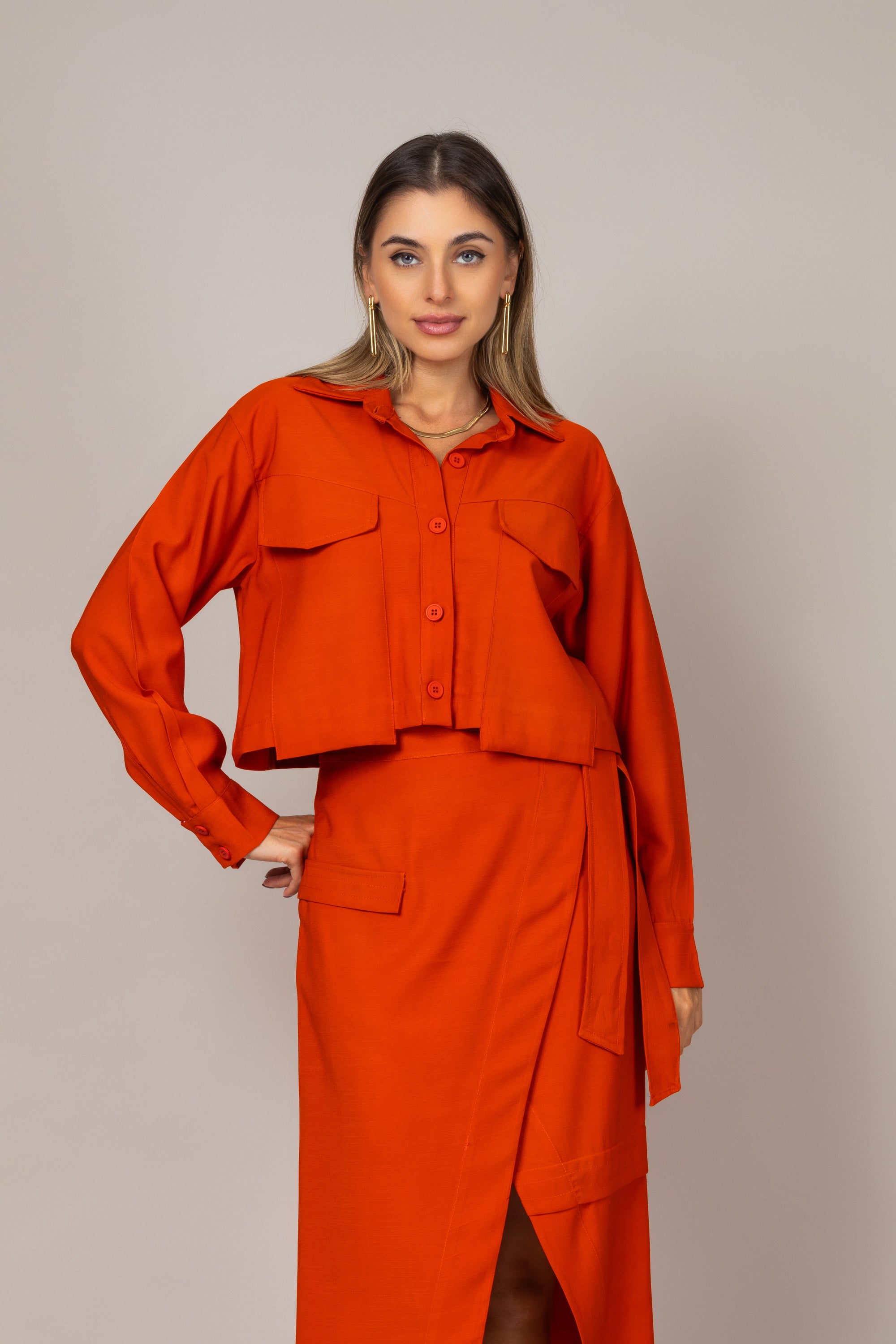 Conjunto de blusa cropped e saia midi envelope