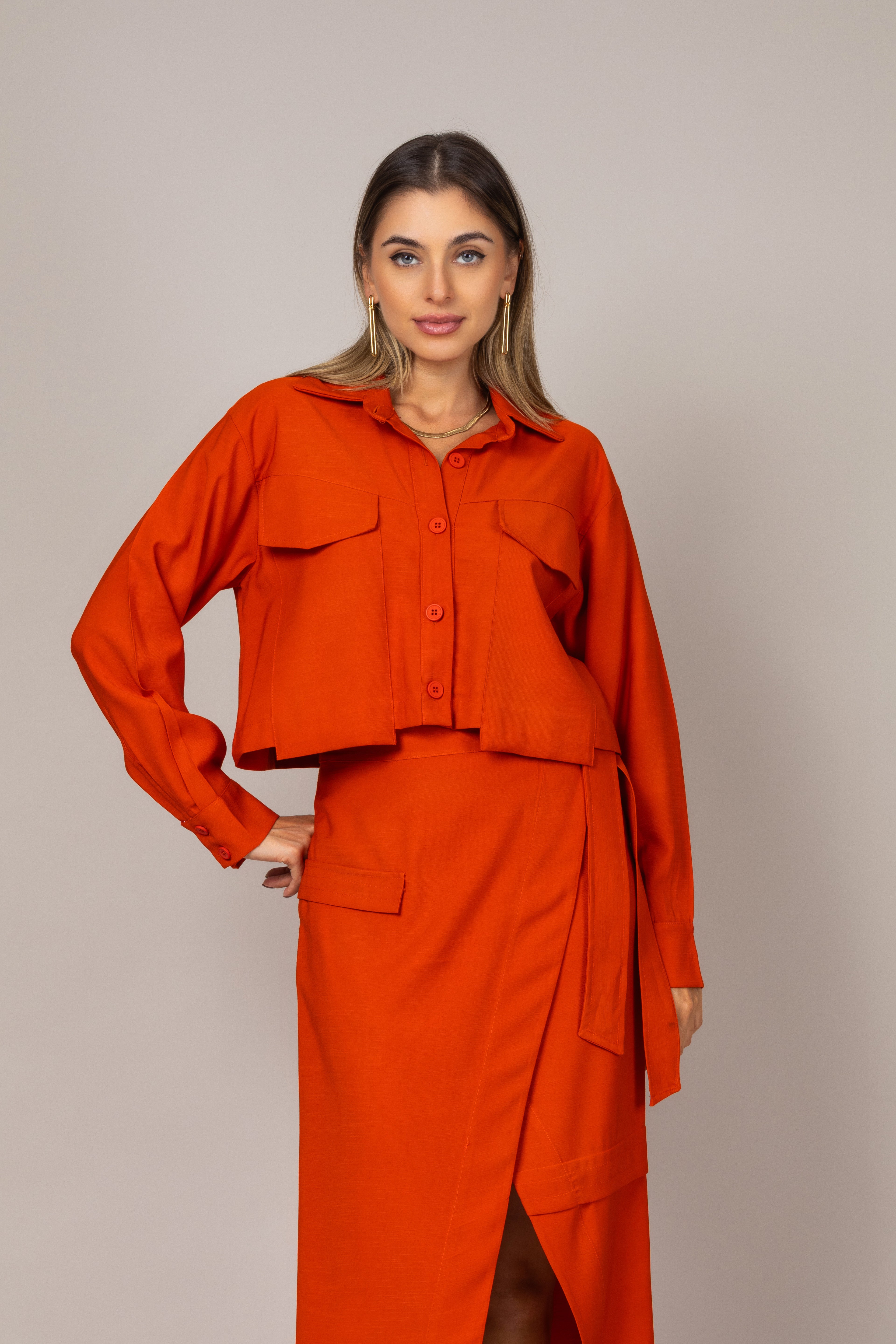 Conjunto de blusa cropped e saia midi envelope