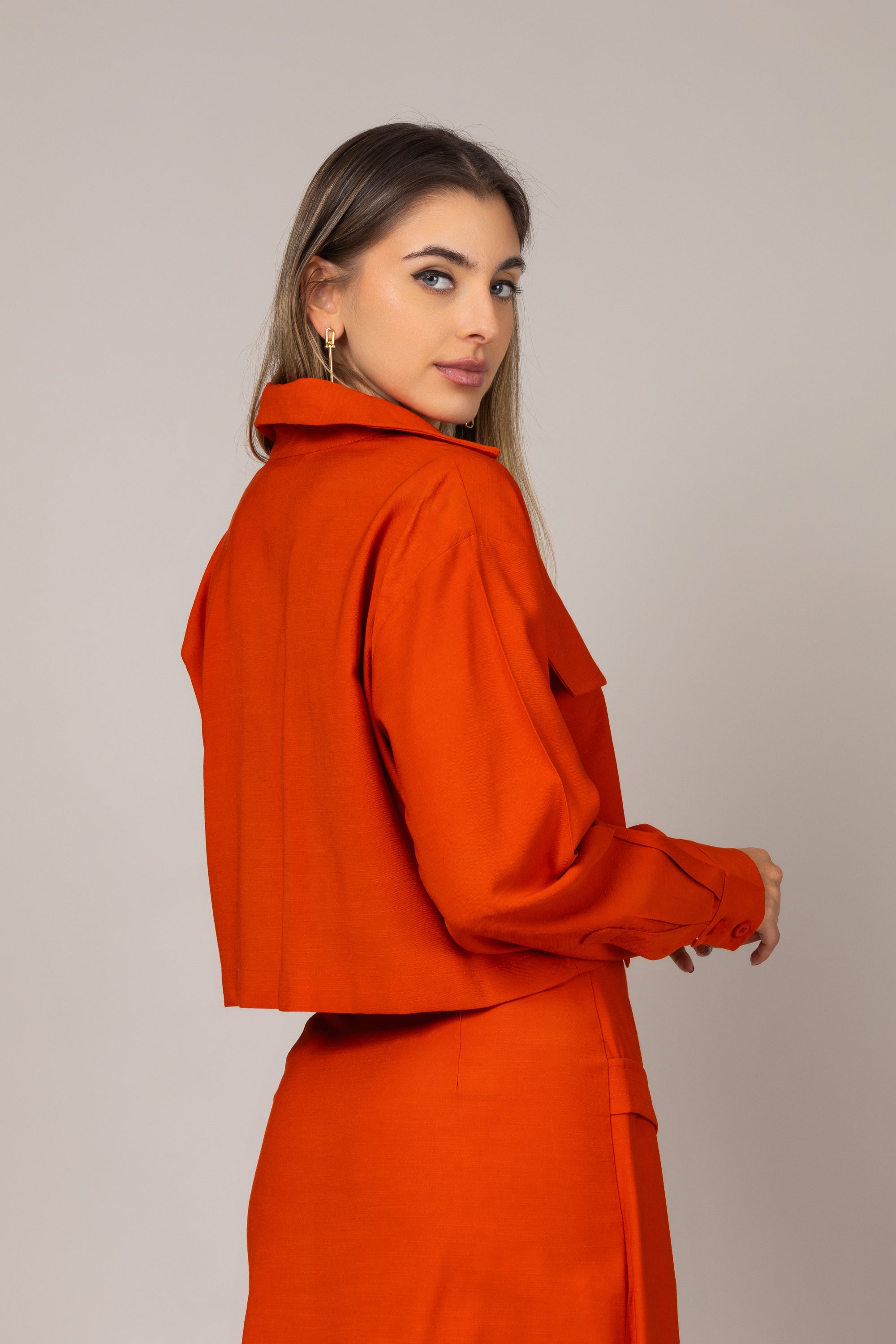 Conjunto de blusa cropped e saia midi envelope