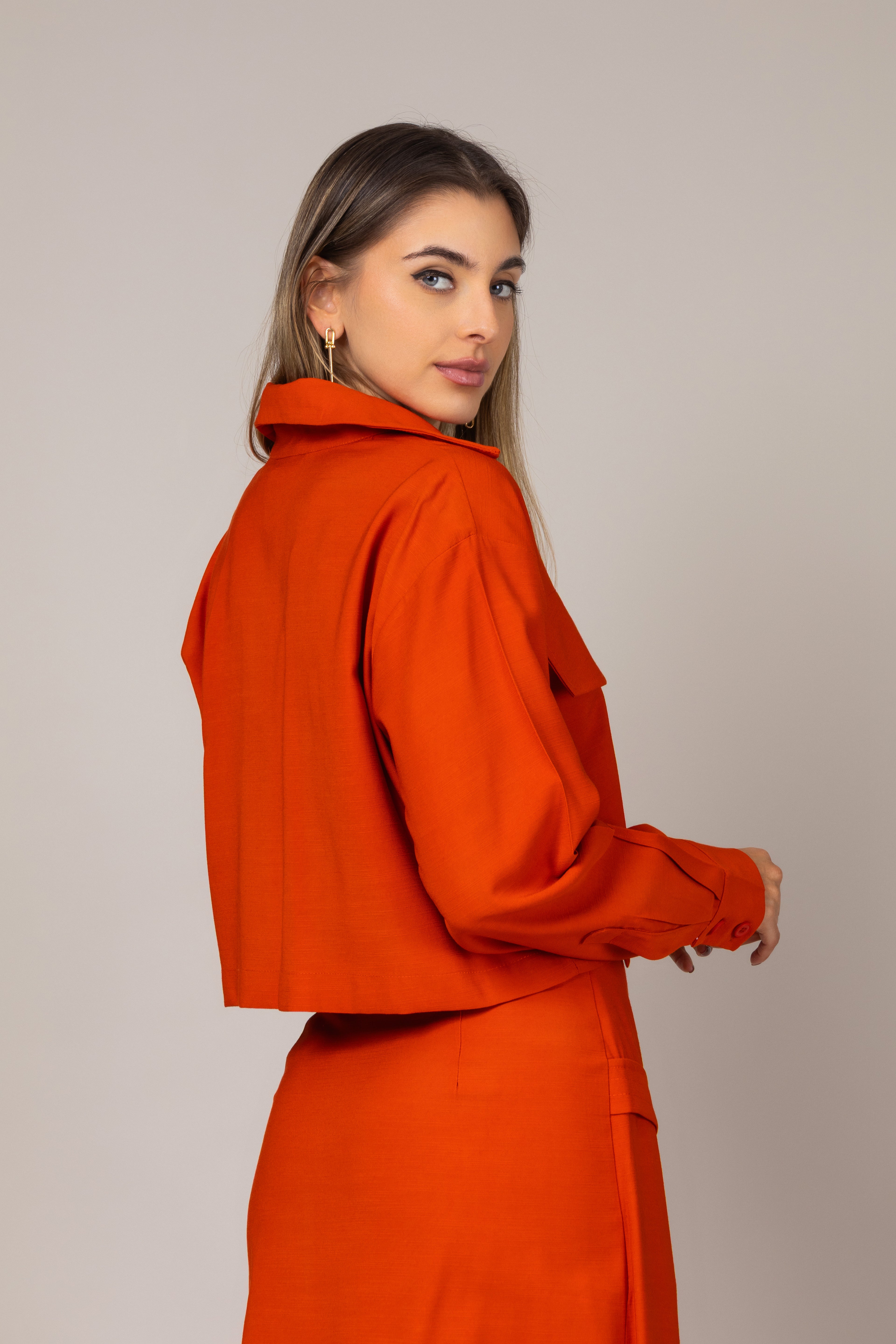 Conjunto de blusa cropped e saia midi envelope