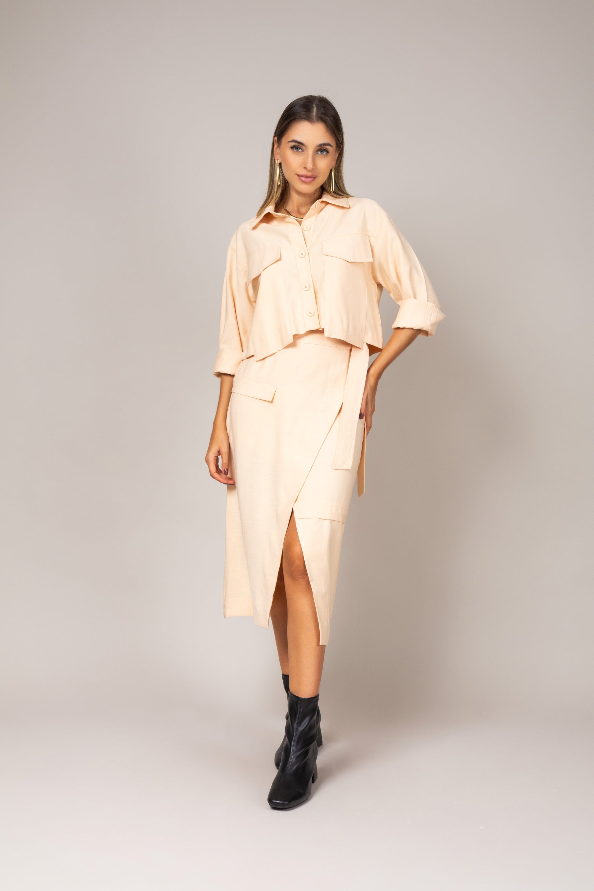 Conjunto de blusa cropped e saia midi envelope