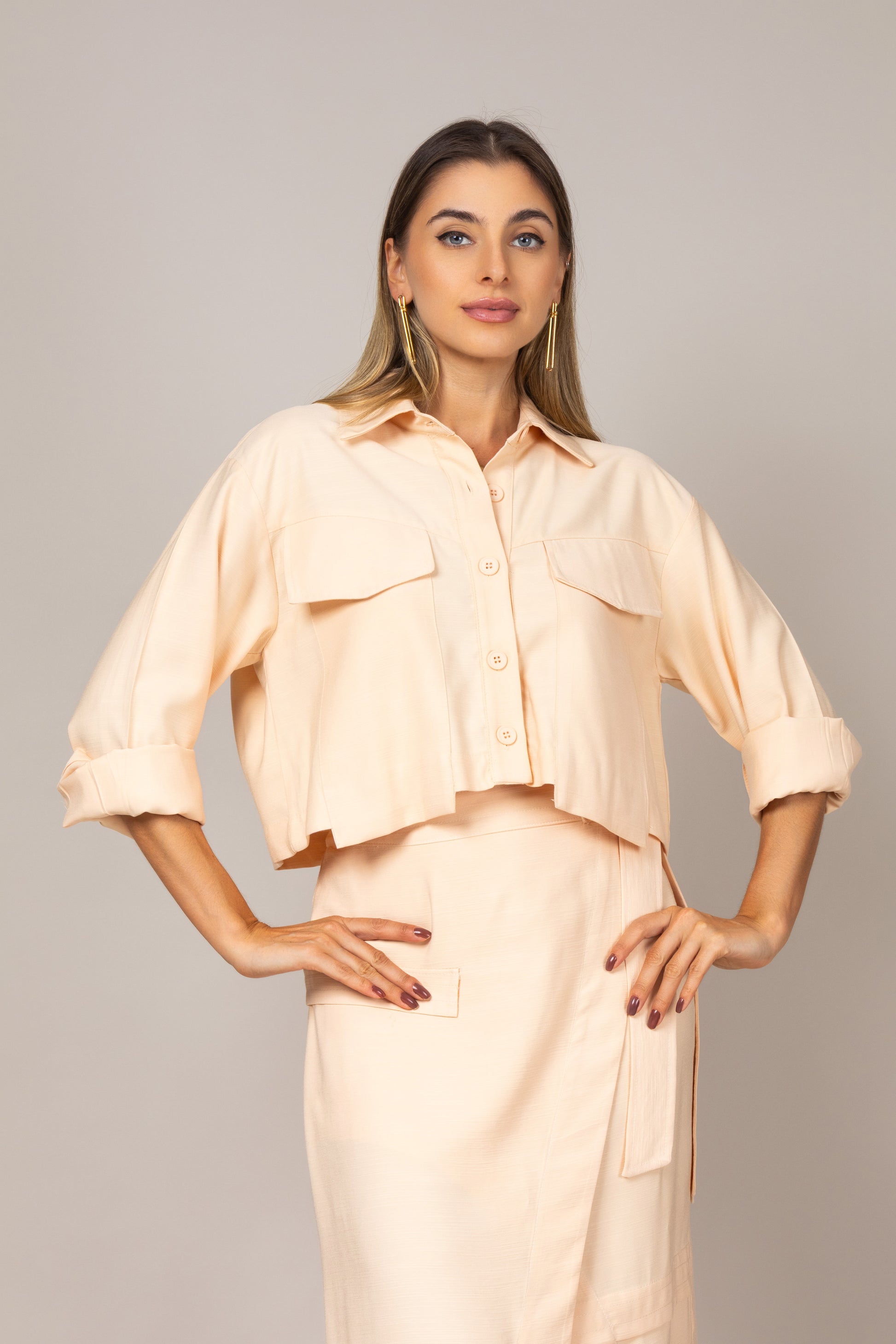 Conjunto de blusa cropped e saia midi envelope