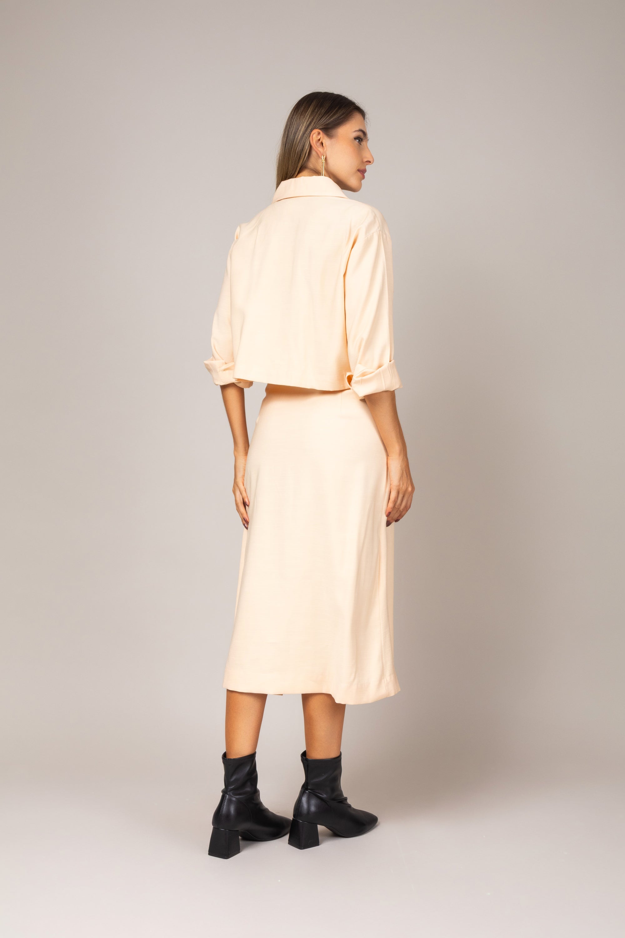 Conjunto de blusa cropped e saia midi envelope