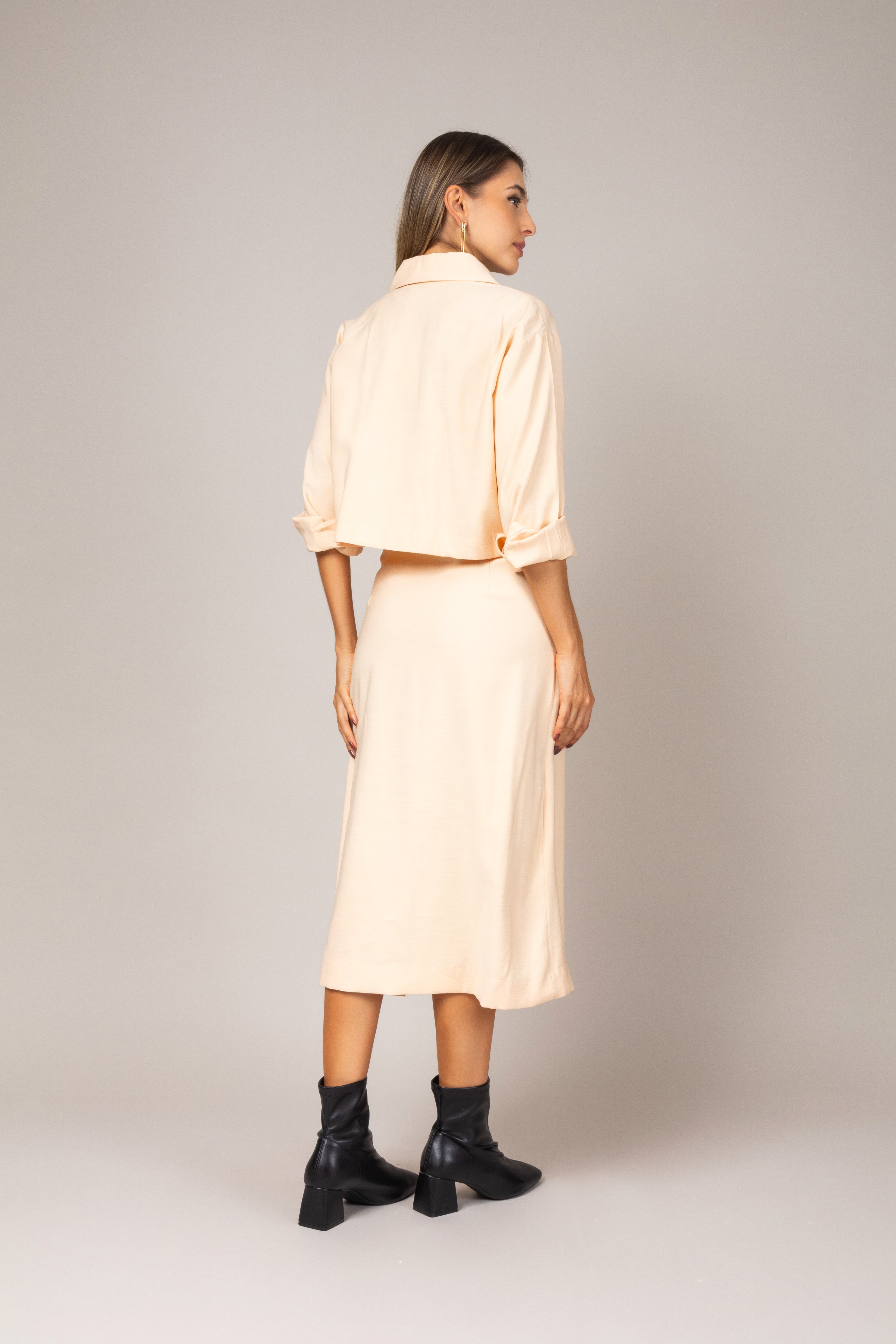 Conjunto de blusa cropped e saia midi envelope