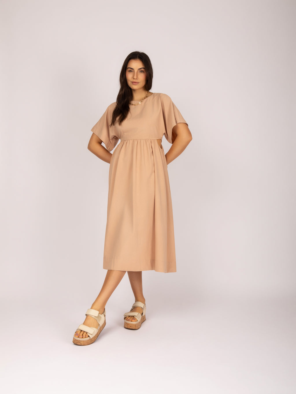 Vestido midi com manga ampla