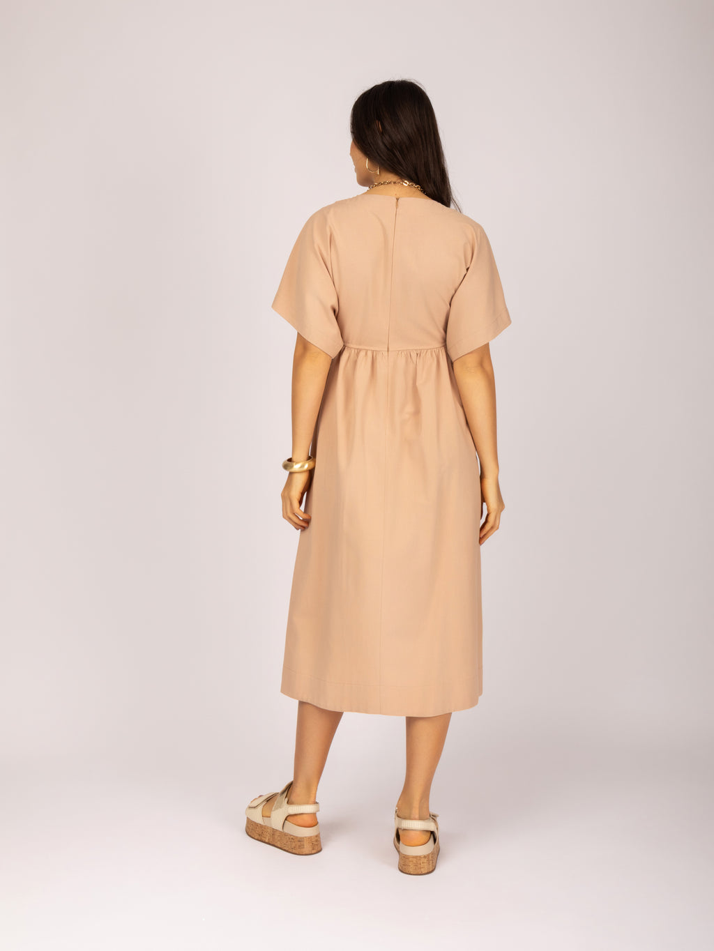 Vestido midi com manga ampla