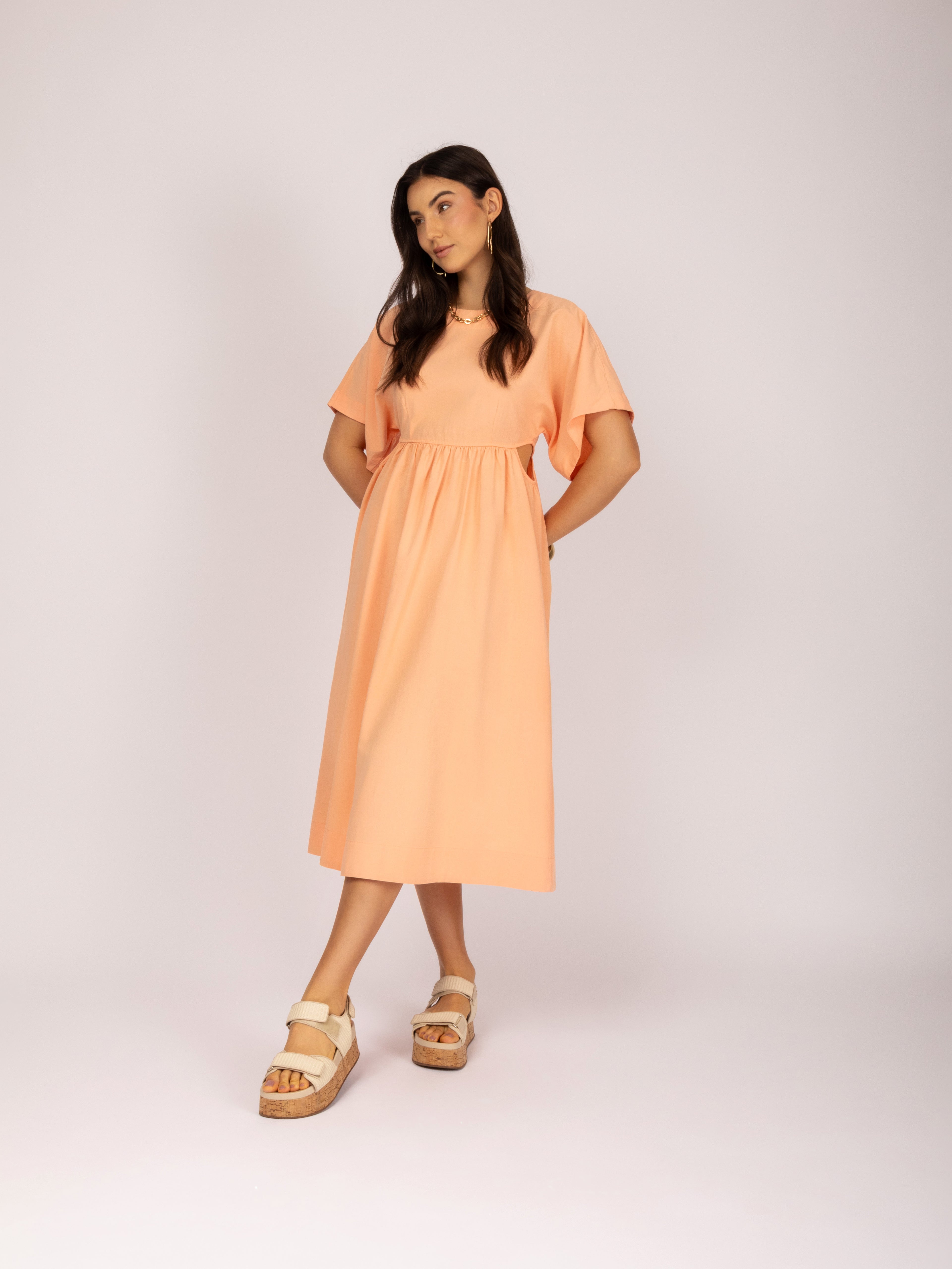 Vestido midi com manga ampla