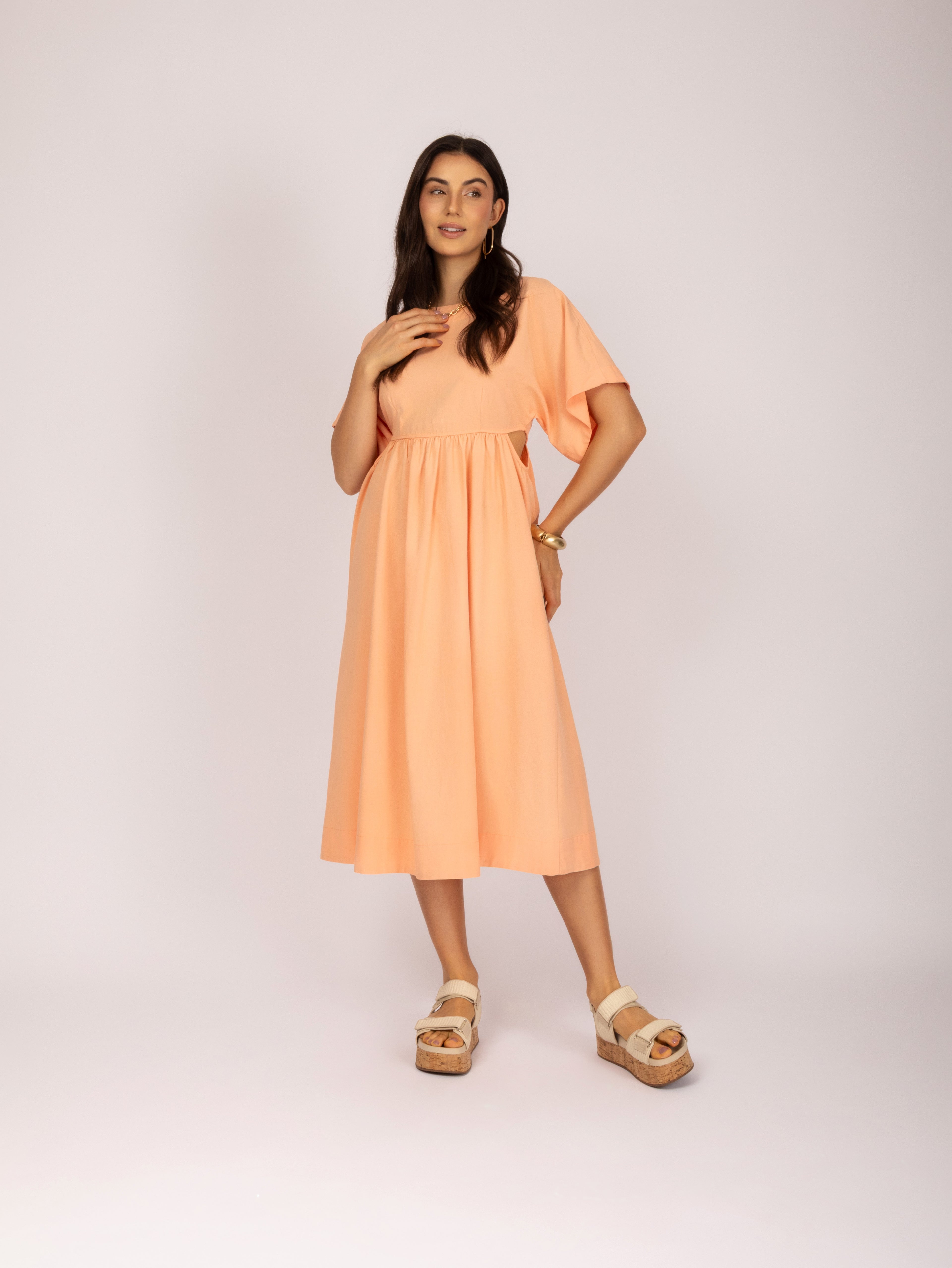 Vestido midi com manga ampla