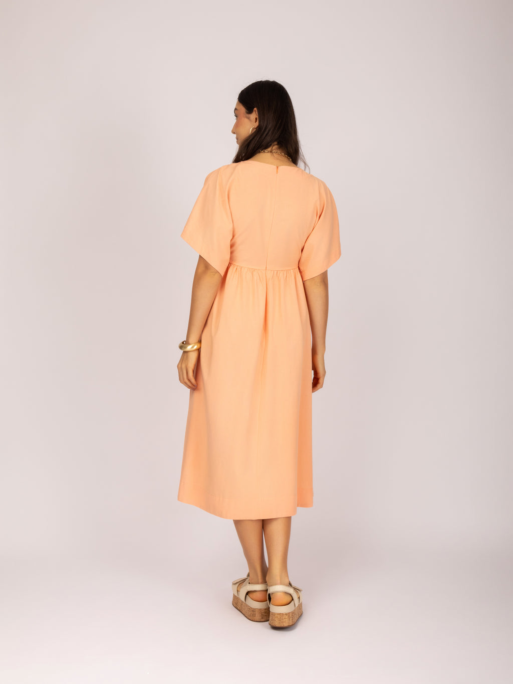 Vestido midi com manga ampla