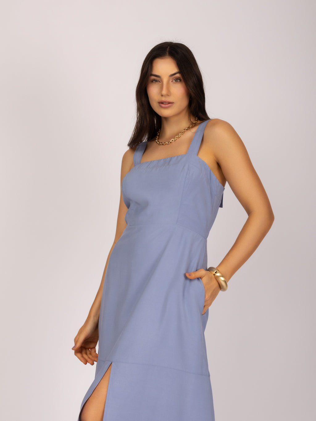 Vestido midi com recorte