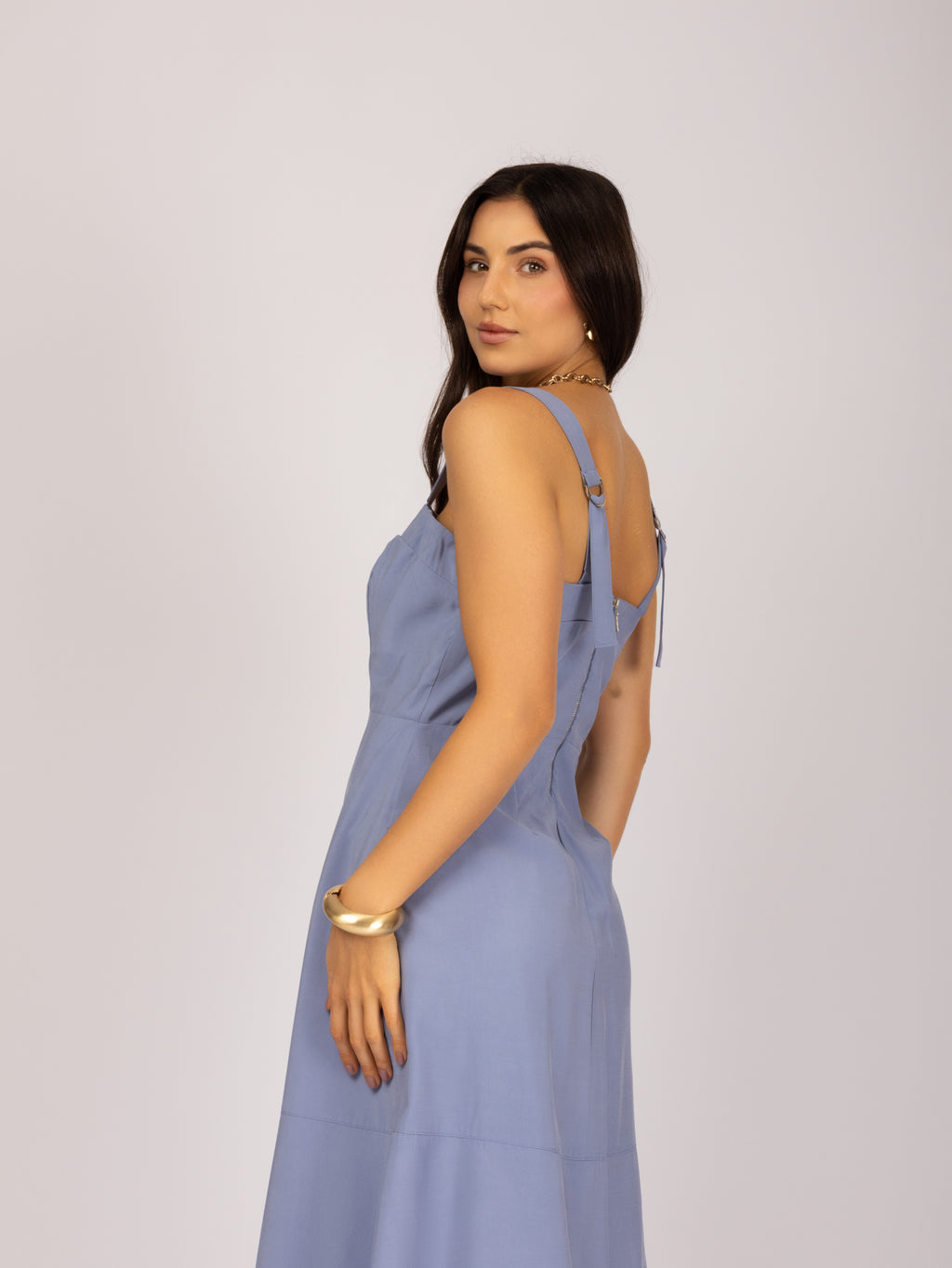 Vestido midi com recorte