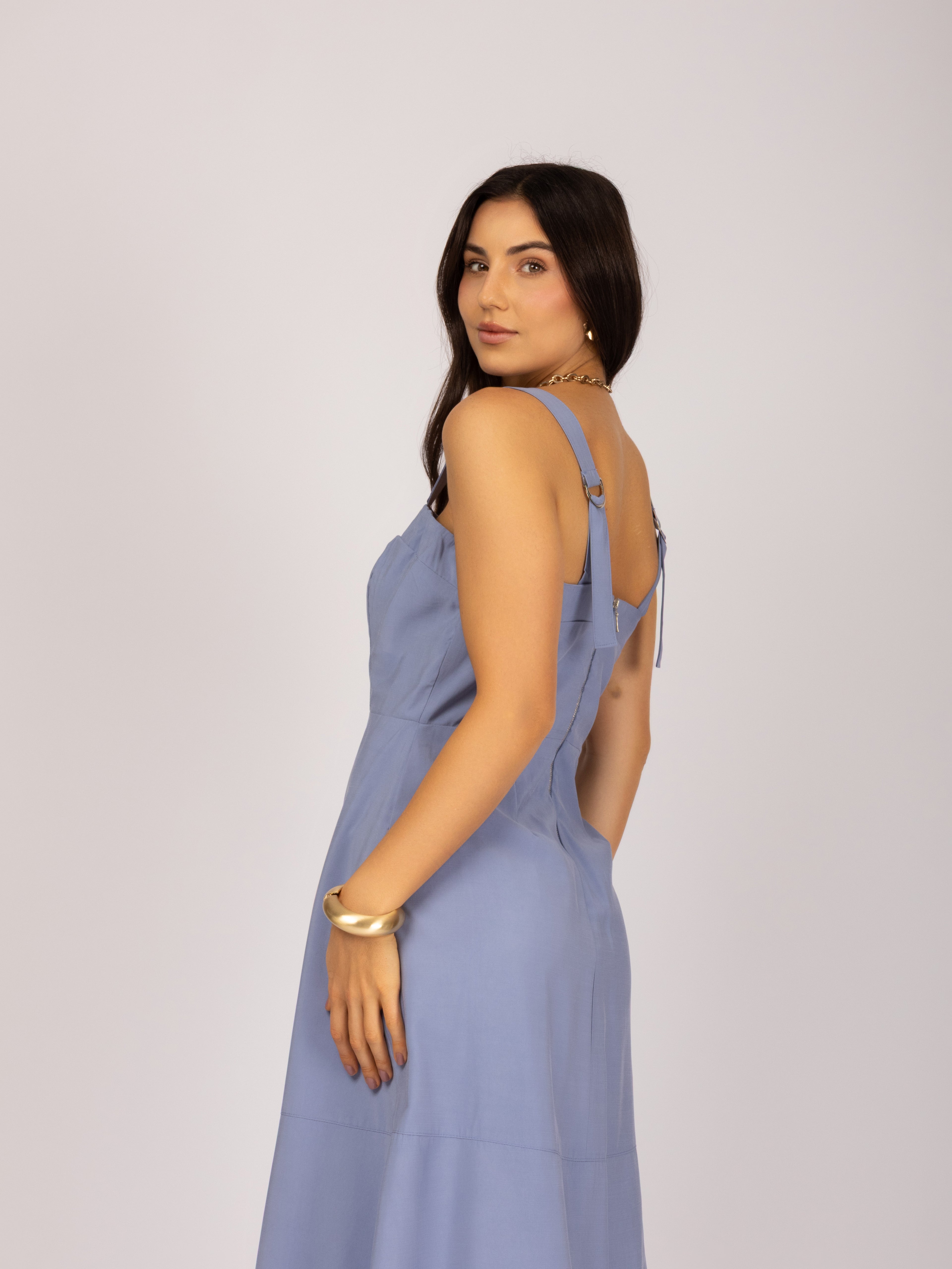 Vestido midi com recorte