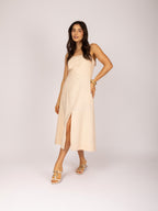 Vestido midi com recorte