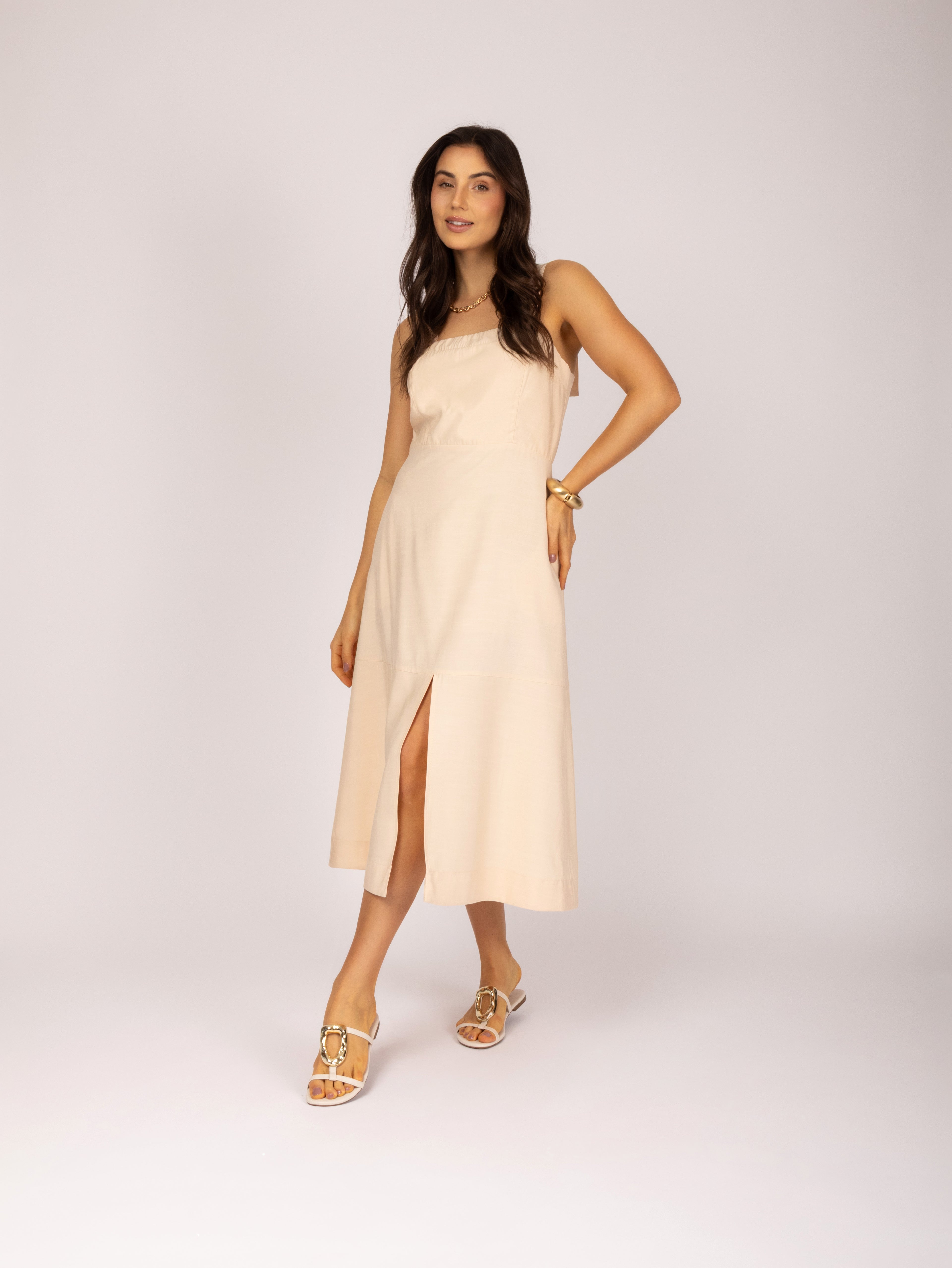 Vestido midi com recorte