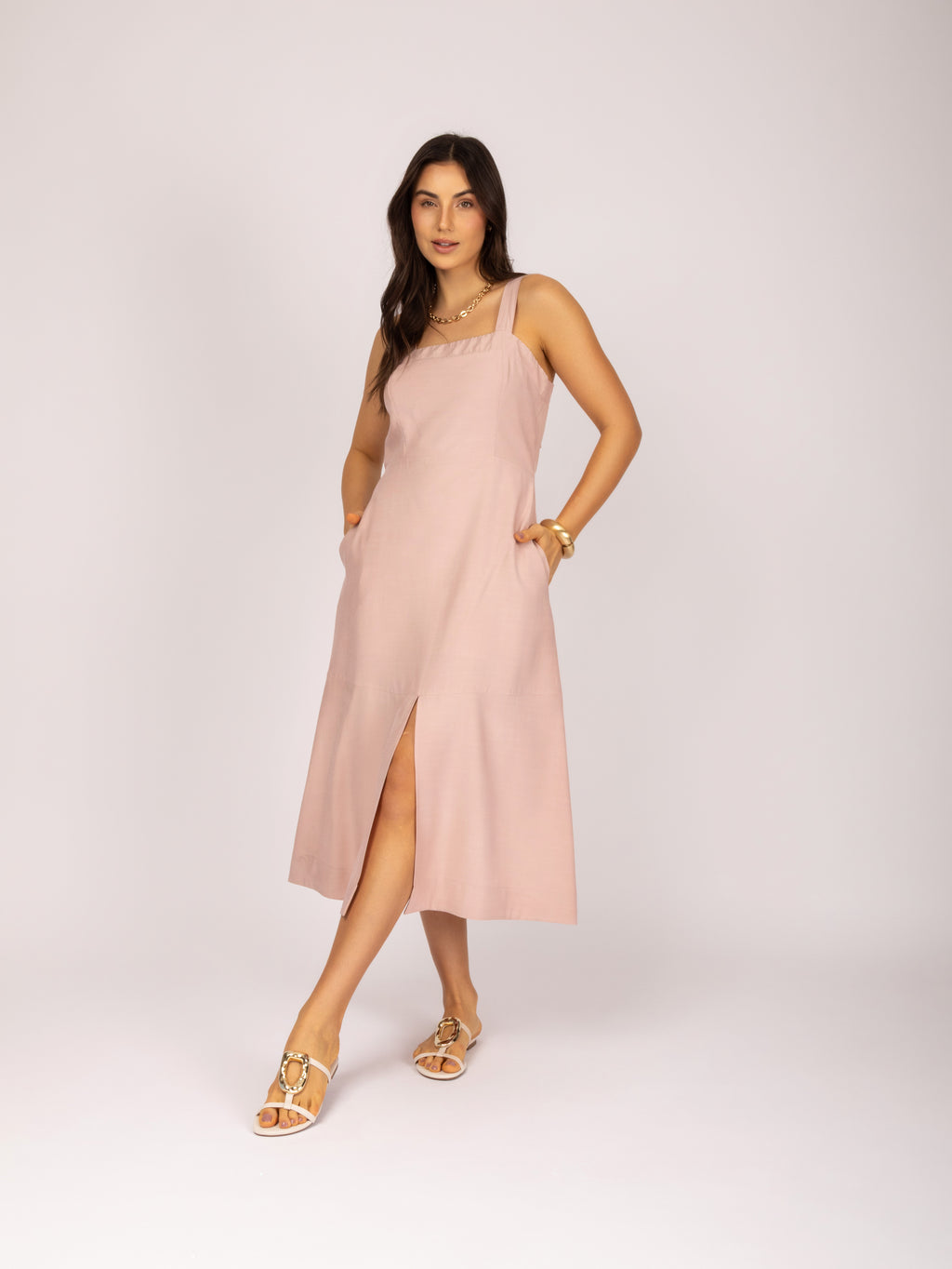 Vestido midi com recorte