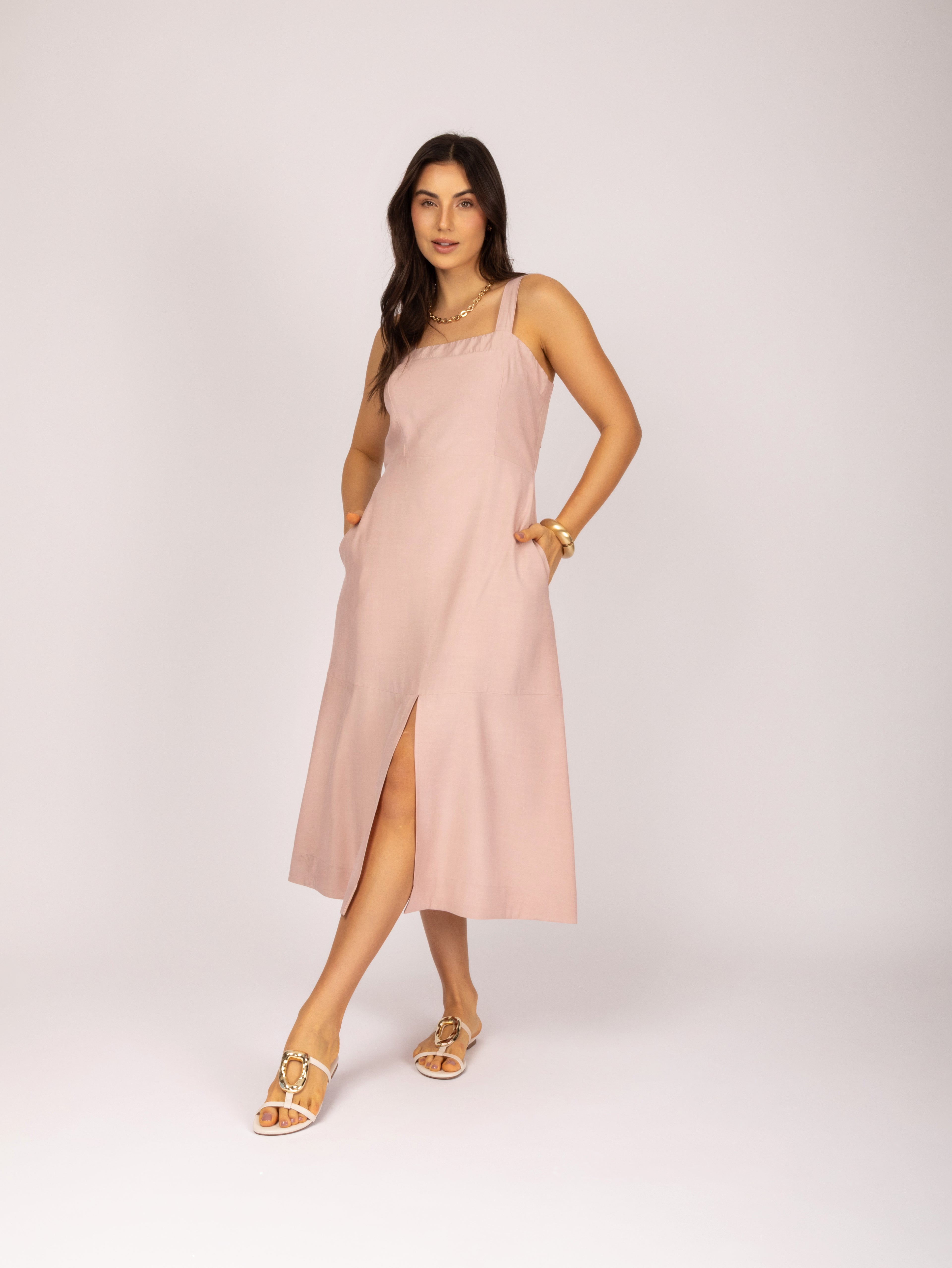 Vestido midi com recorte