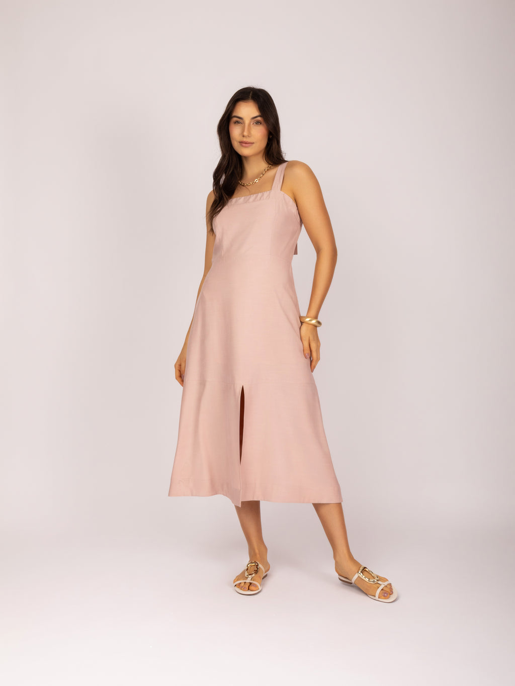 Vestido midi com recorte
