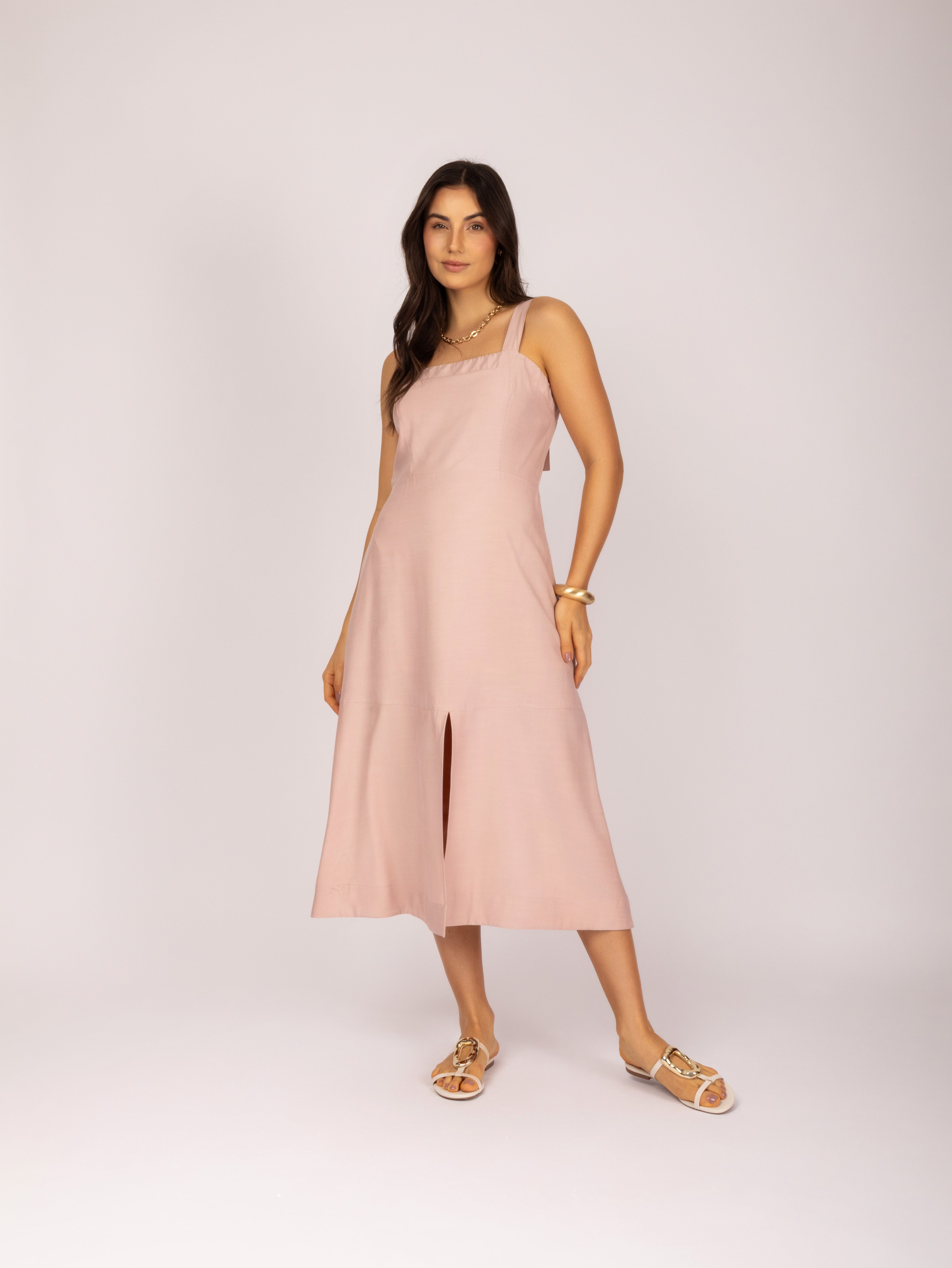 Vestido midi com recorte