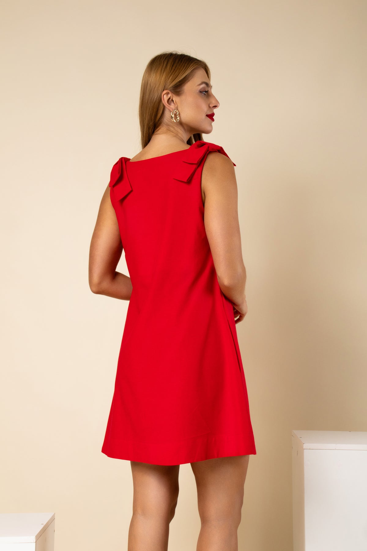 Vestido curto com decote V e laços