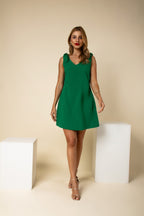 Vestido curto com decote V e laços