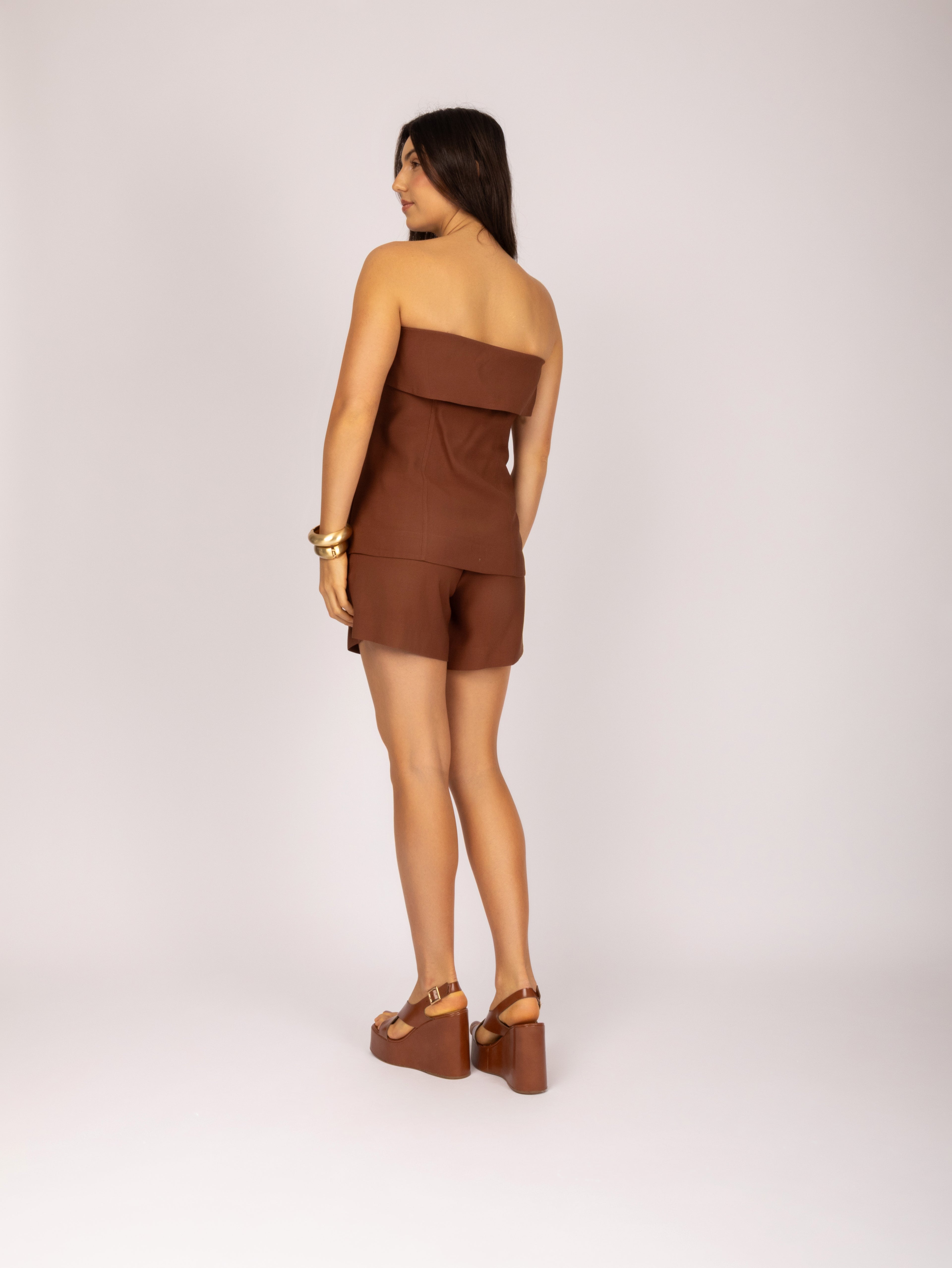 Conjunto tomara que caia e shorts alfaiataria