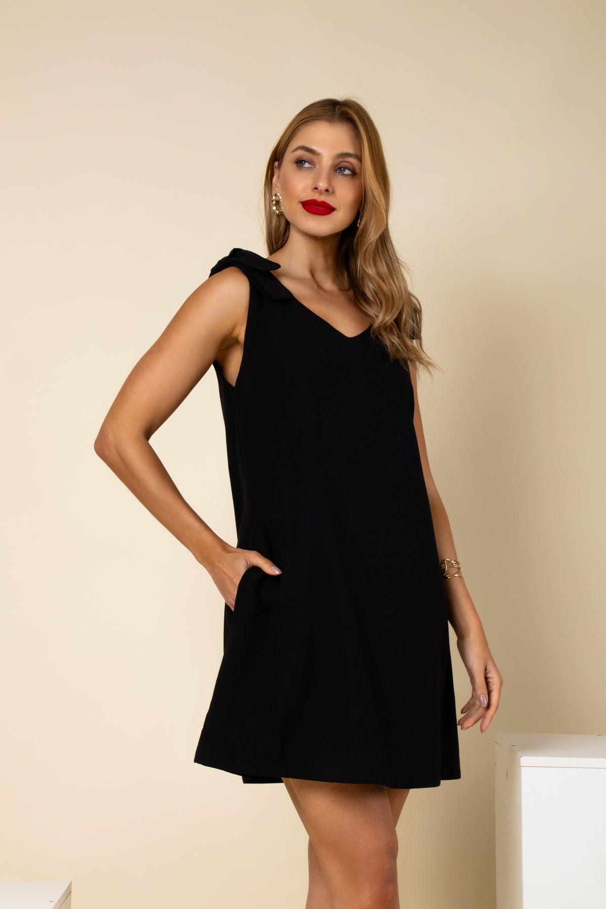Vestido curto com decote V e laços