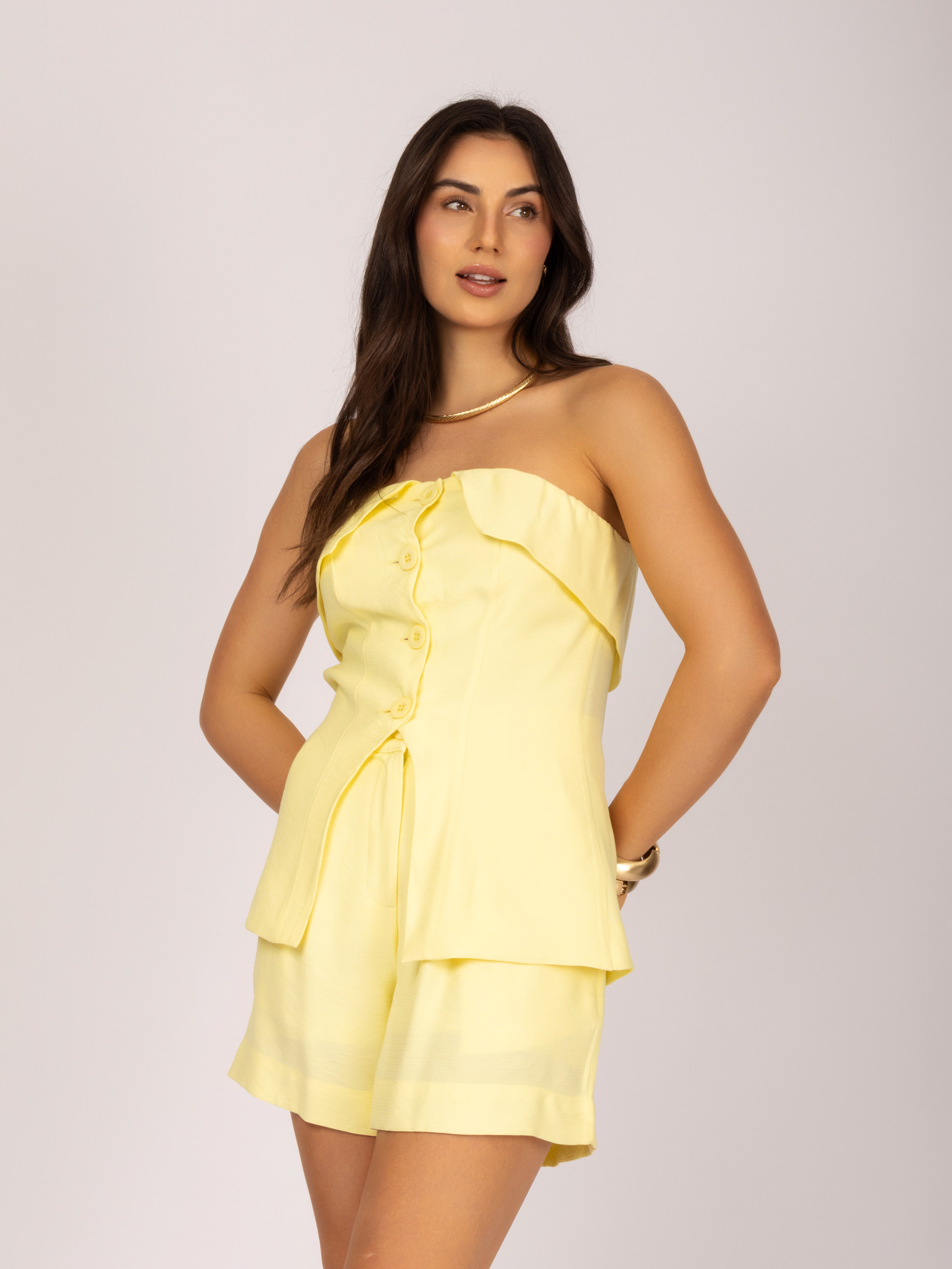 Conjunto tomara que caia e shorts alfaiataria