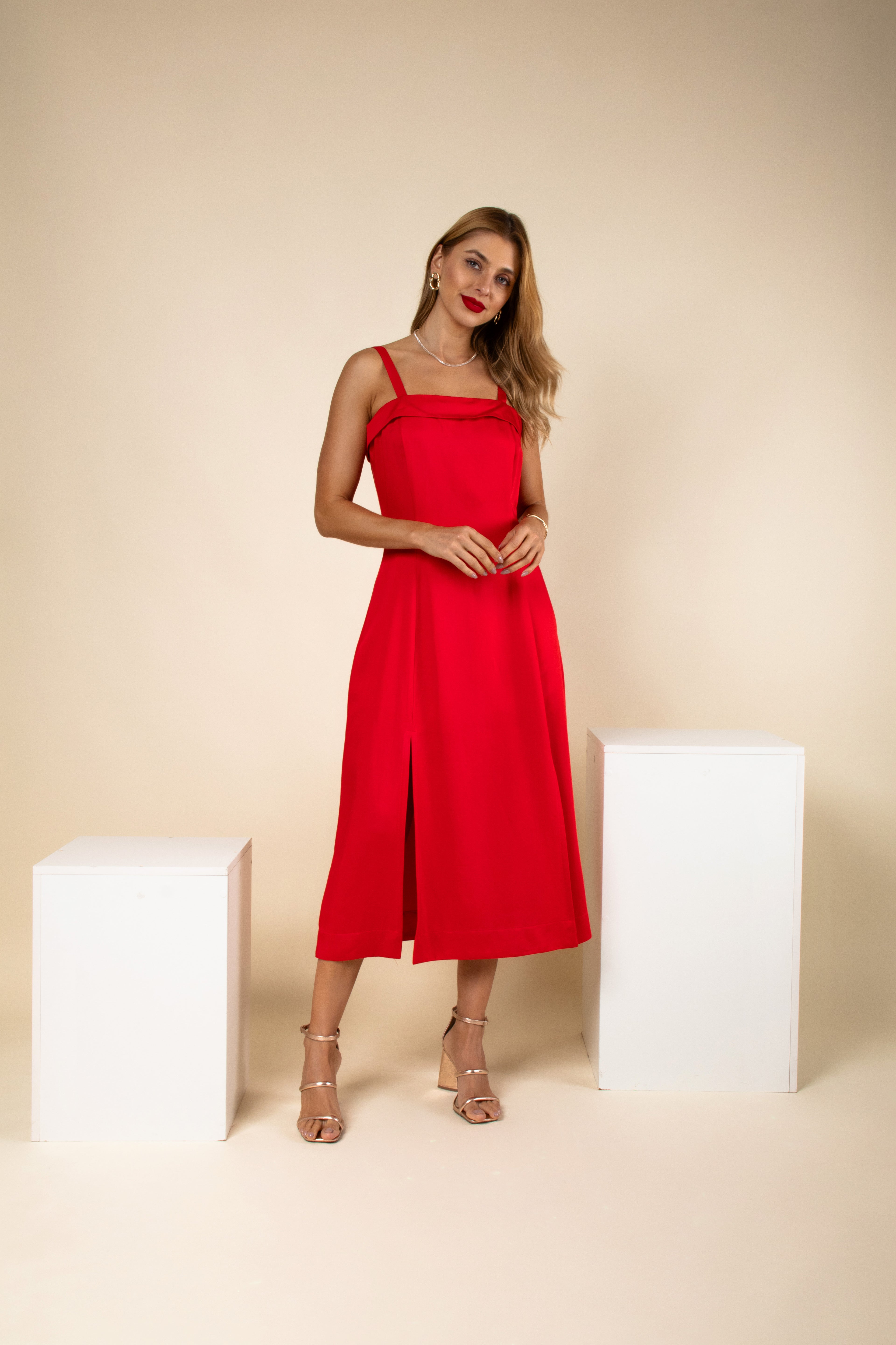 Vestido midi de alças e fendas