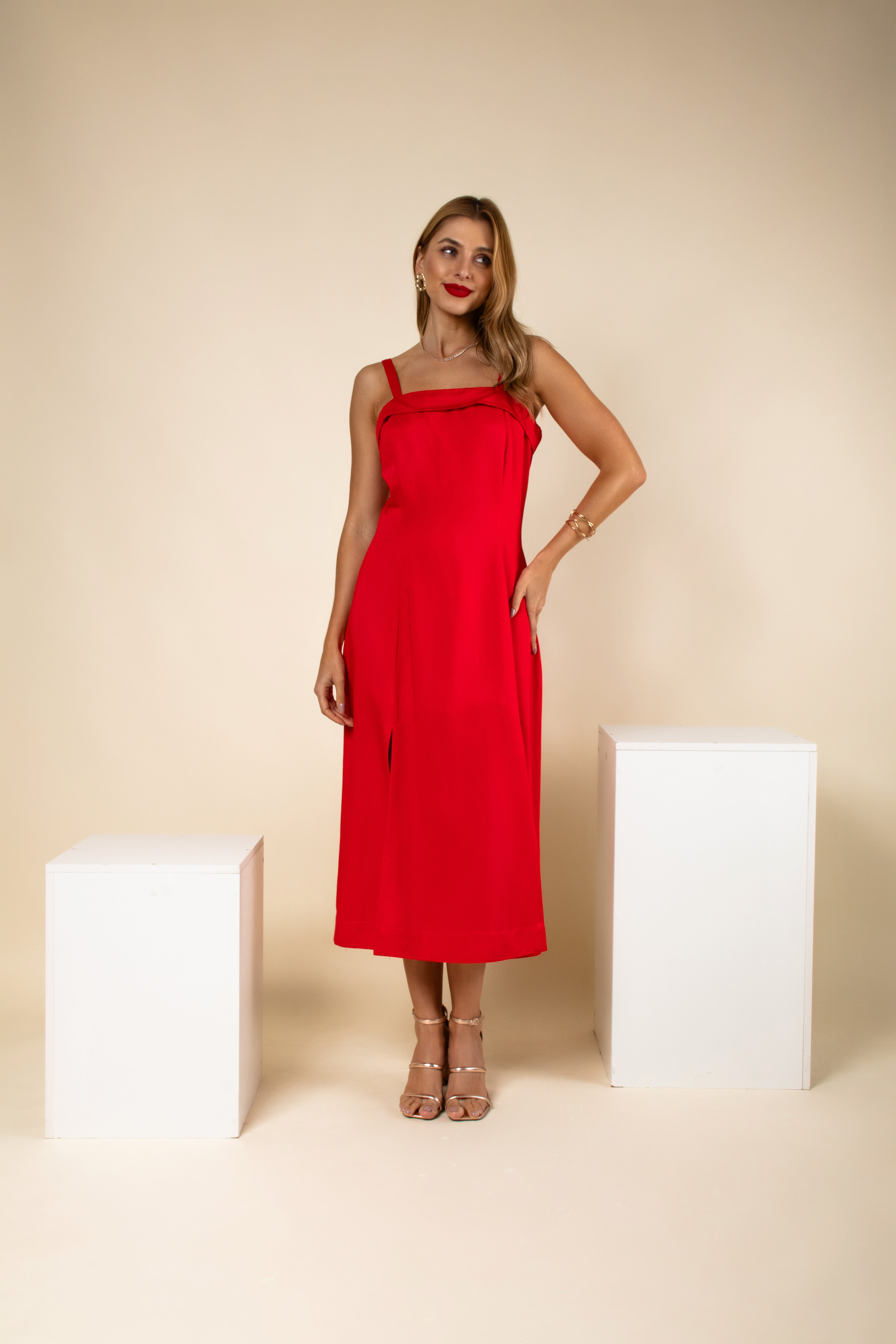 Vestido midi de alças e fendas