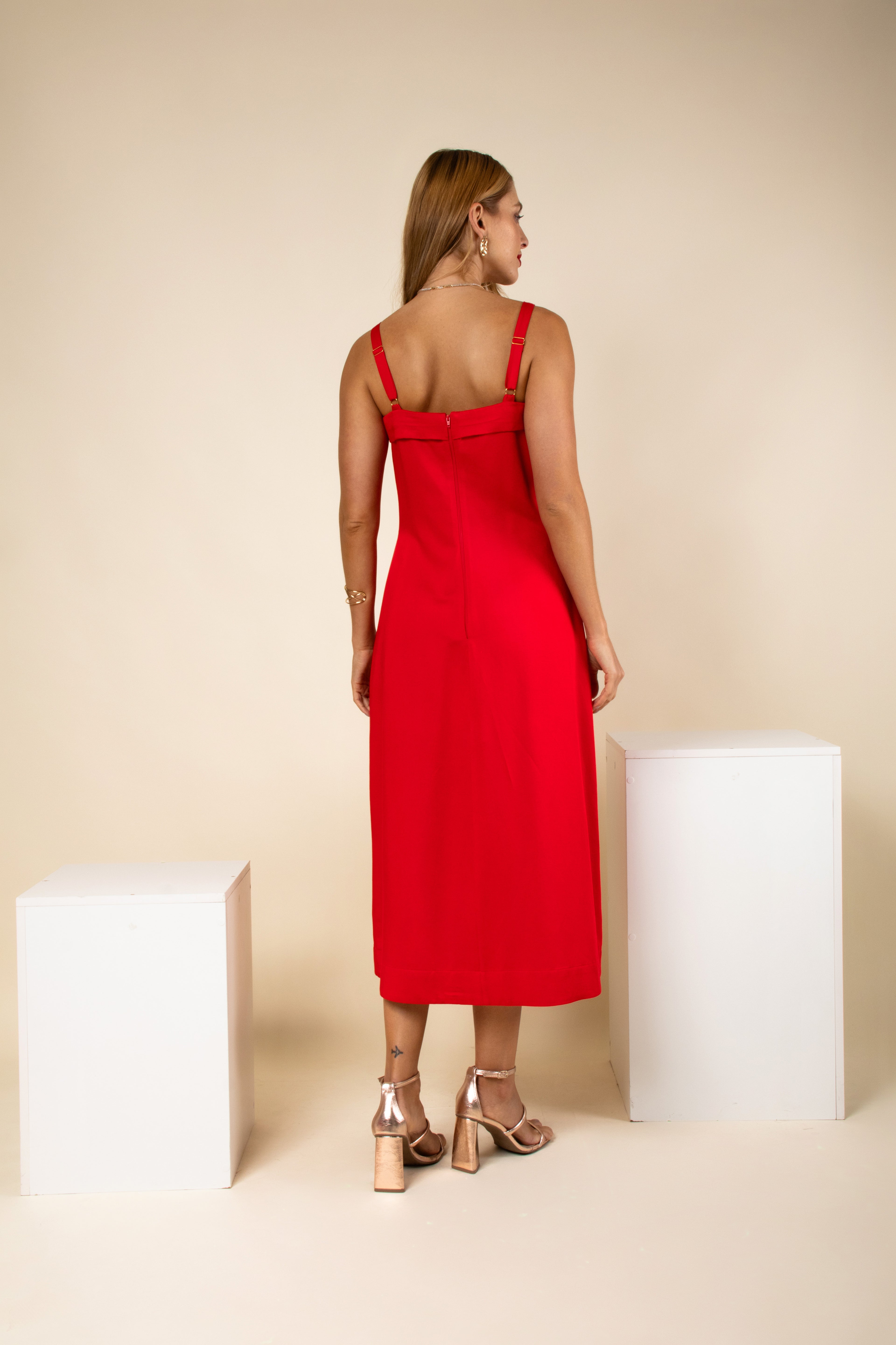 Vestido midi de alças e fendas