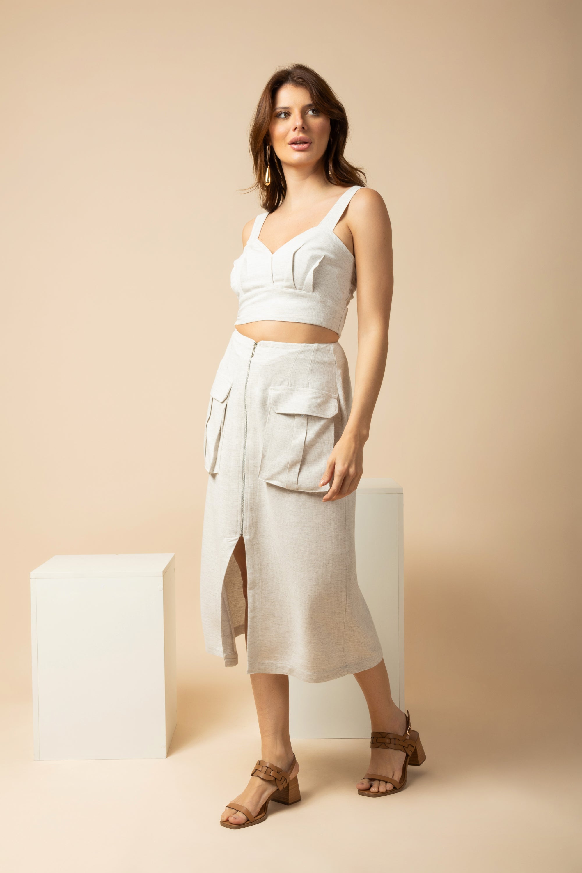 Saia midi com bolsos em viscolinho