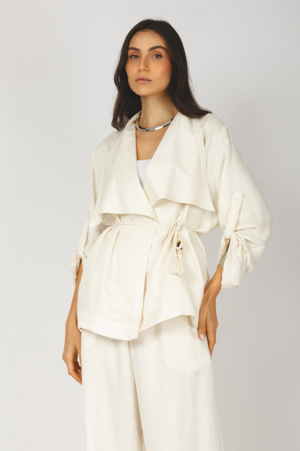 Jaqueta transpassada com amarração na cintura off white - vista frontal