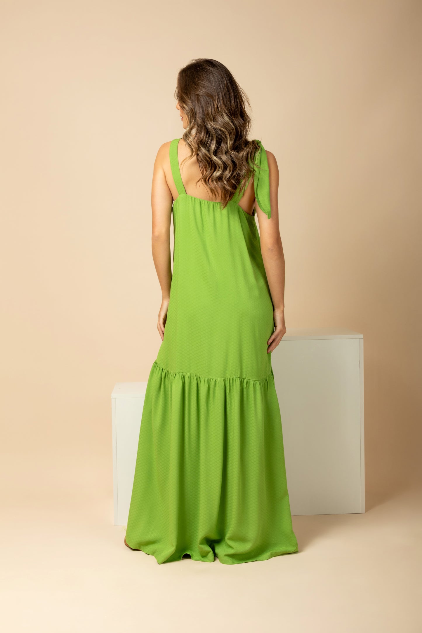 Vestido longo com detalhe no ombro