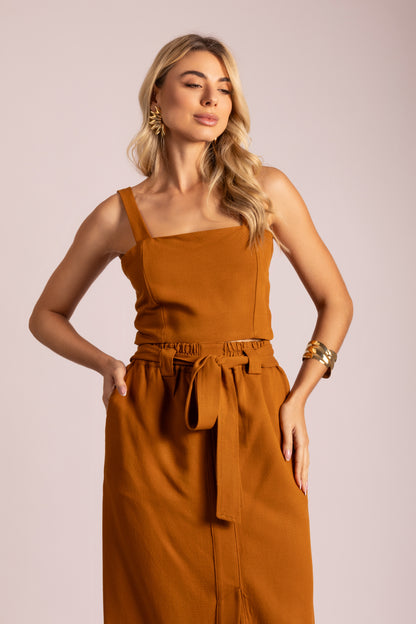 Conjunto de top e saia midi cintura alta