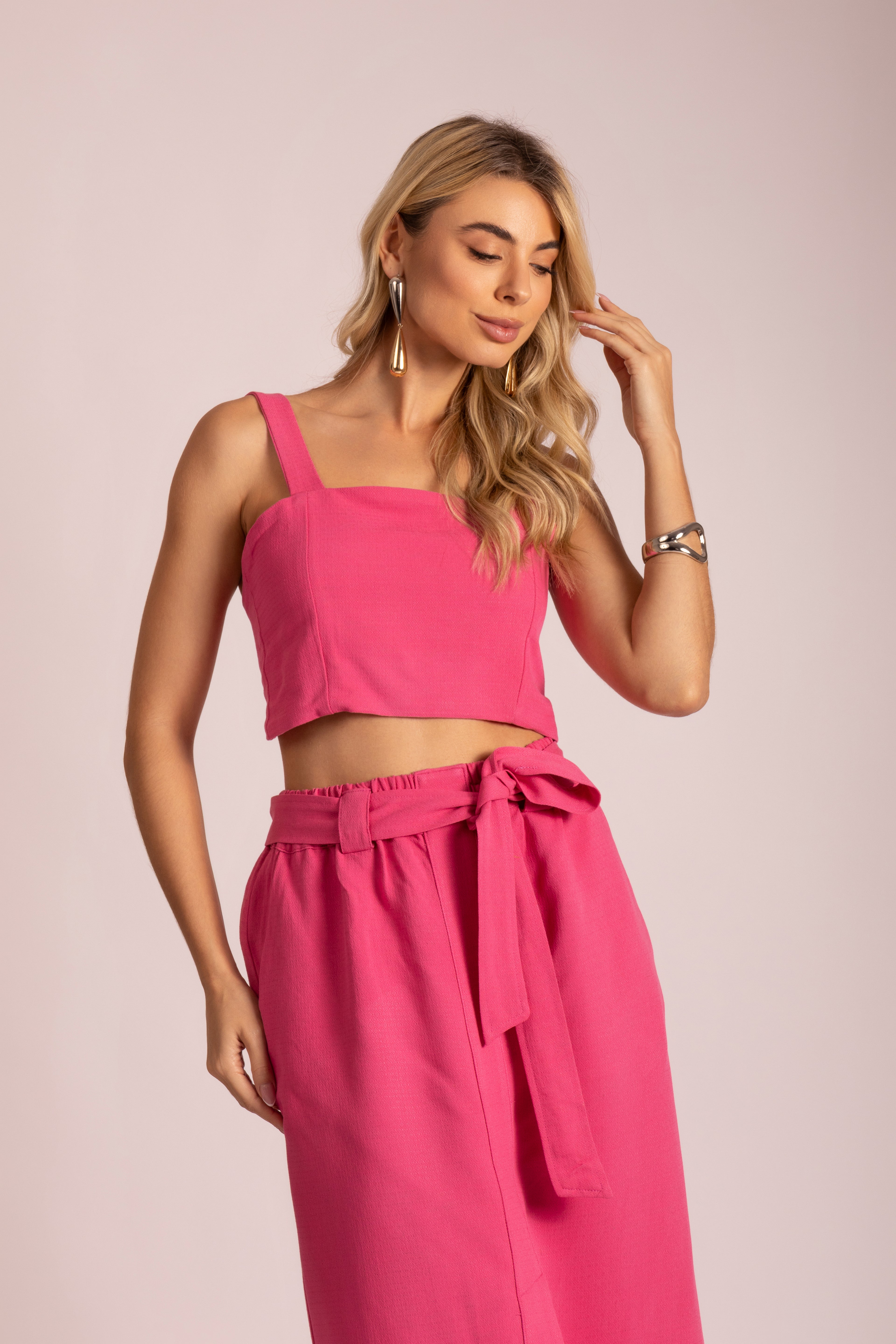 Conjunto de top e saia midi cintura alta
