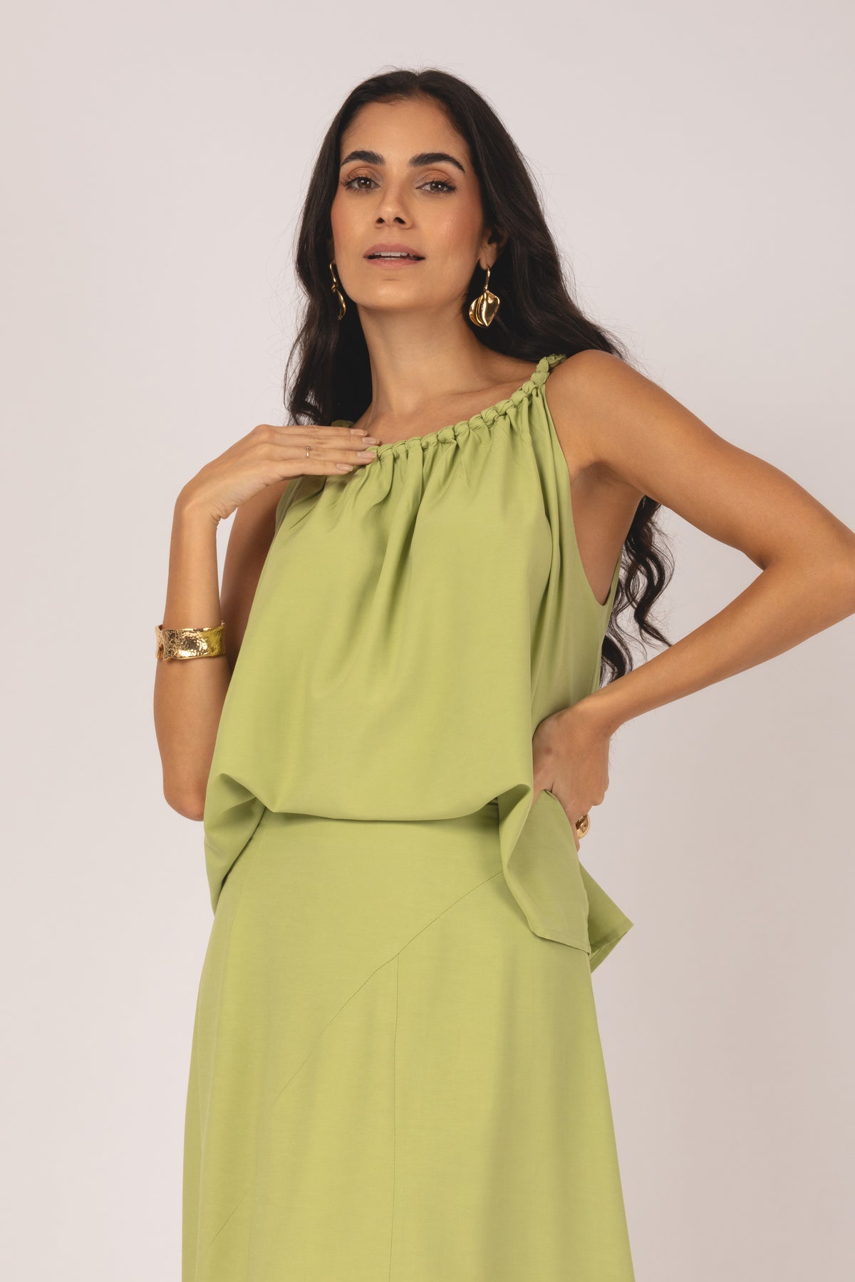 Regata com alças twist e decote franzido verde - detalhes frontal