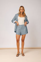Short alfaiataria com pregas frontais azul - vista frontal