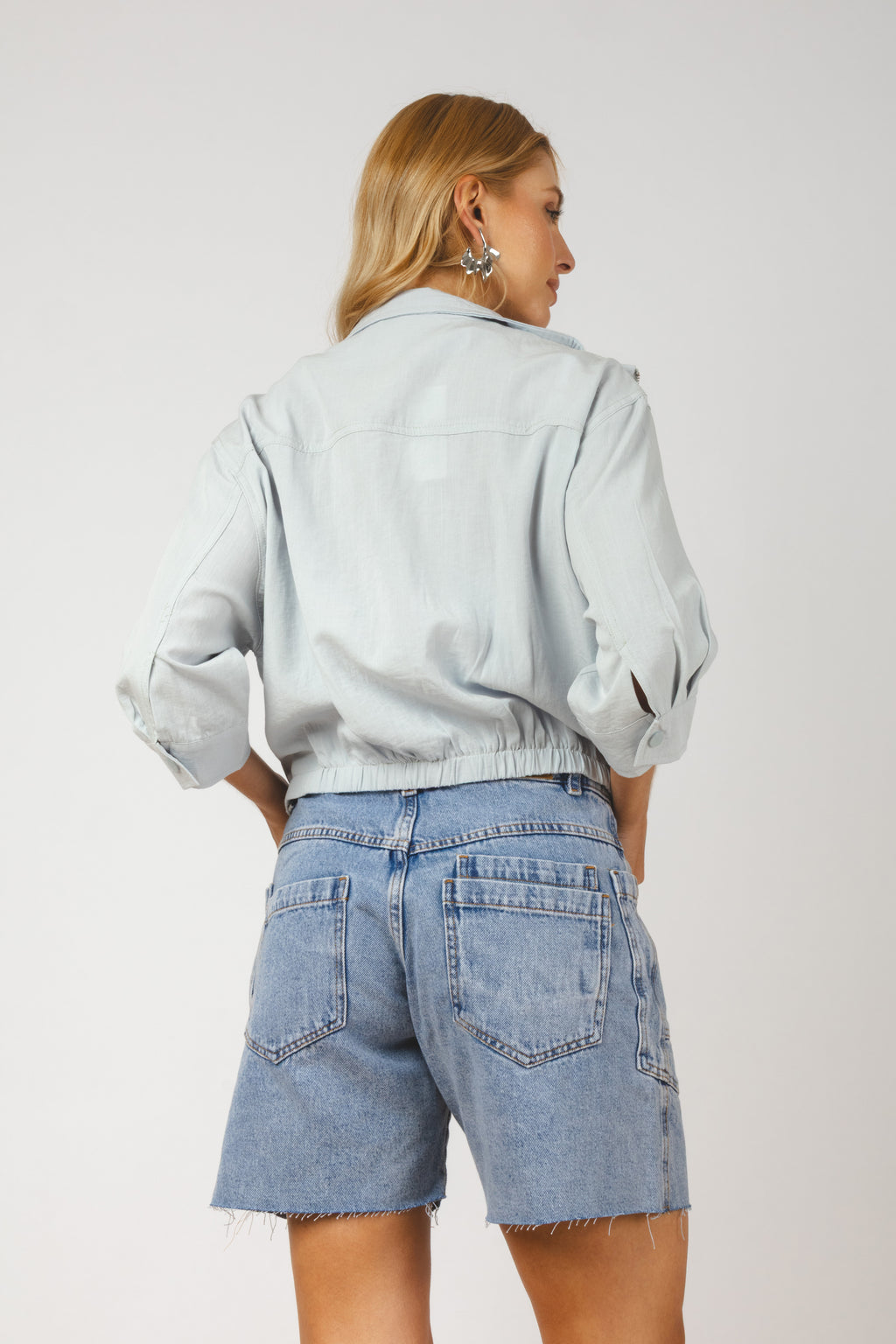 Short com a barra a fio e bolsos - vista posterior