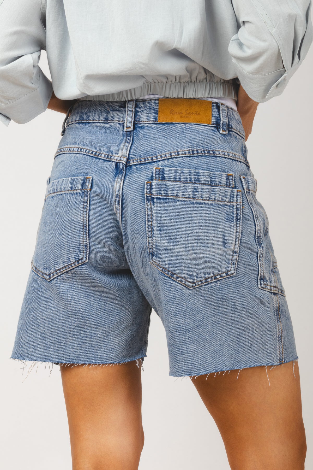 Short com a barra a fio e bolsos utilitários - vista posterior