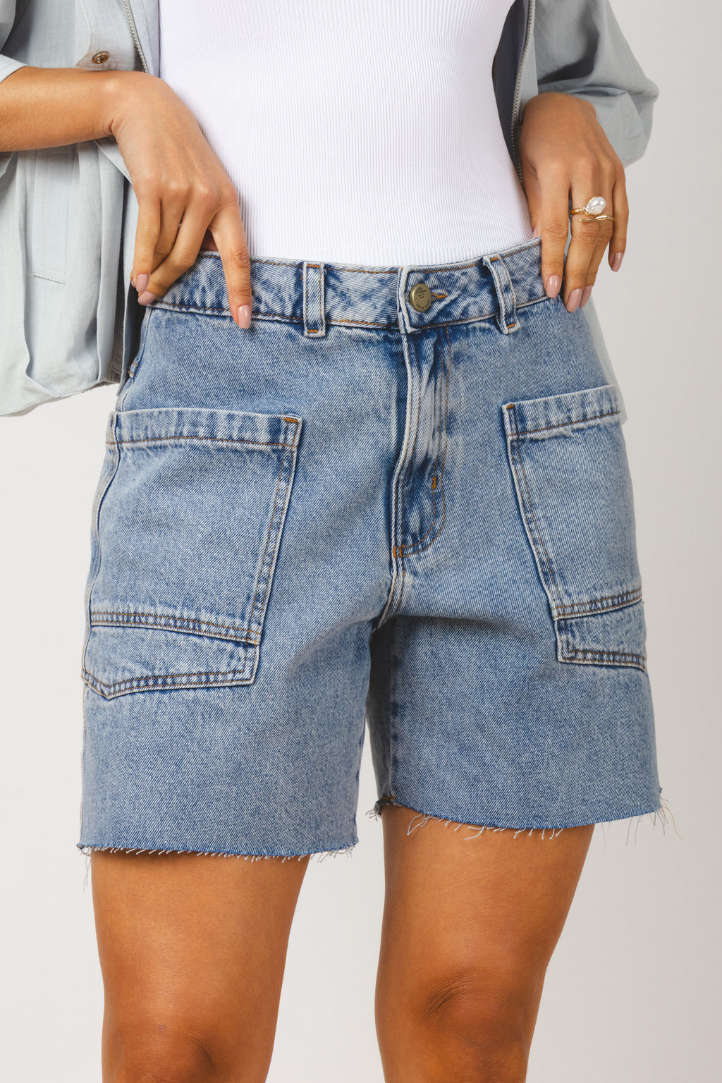 Short com a barra a fio e bolsos utilitários - vista frontal