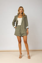 Short de alfaiataria com pregas e bolso verde - vista frontal